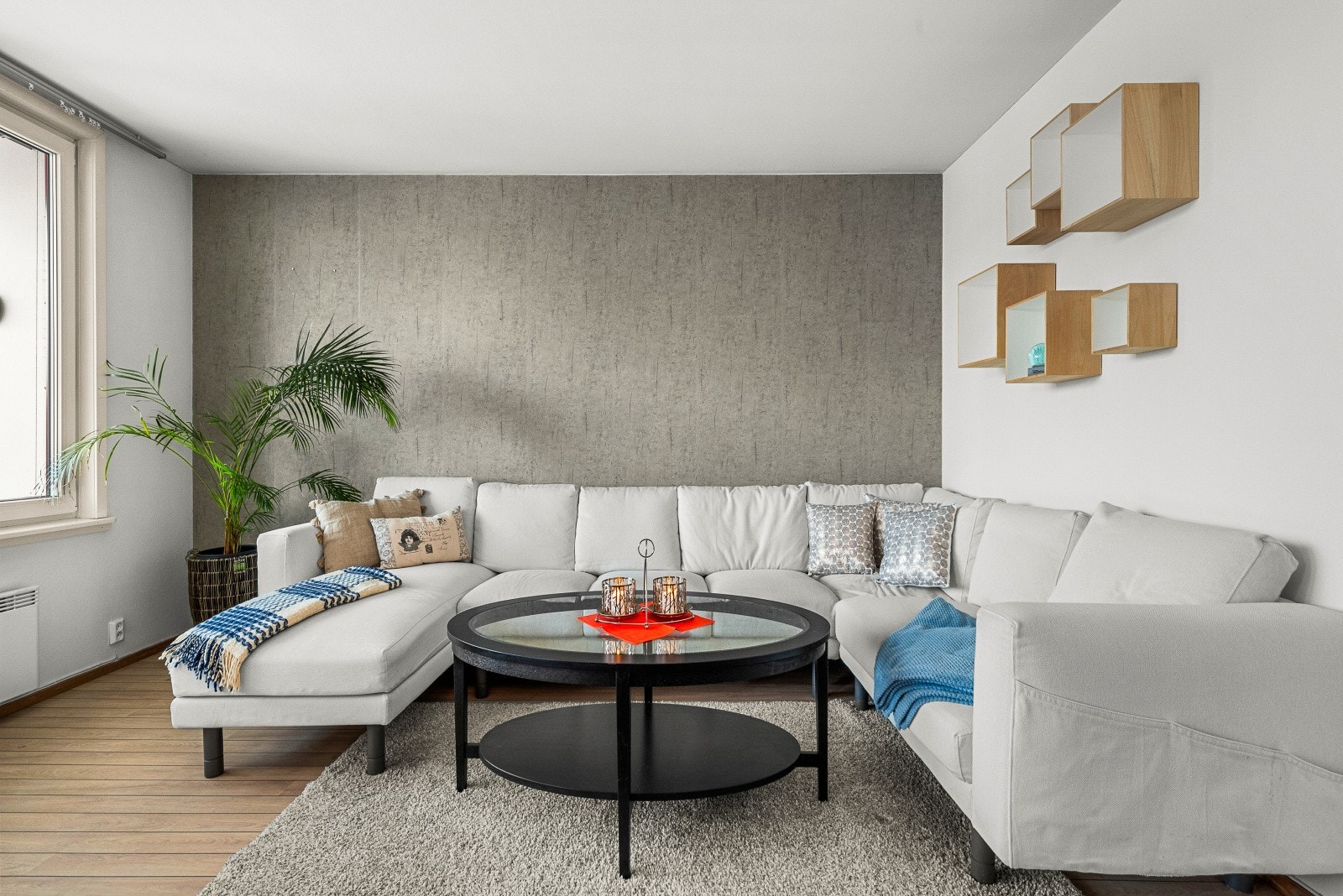 Leiligheten disponerer tre boder med god lagringsplass. Galleribilde