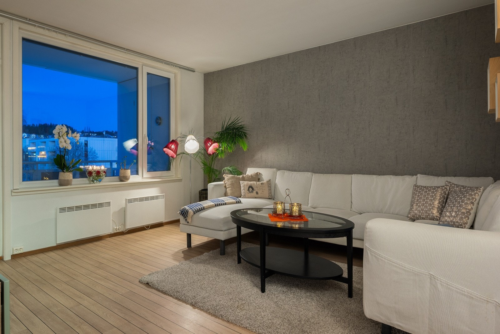 Beliggenheten i toppetasjen sørger for god utsikt uten innsyn, og de store vindusflatene gir rikelig med naturlig lys i oppholdsrommet. Galleribilde