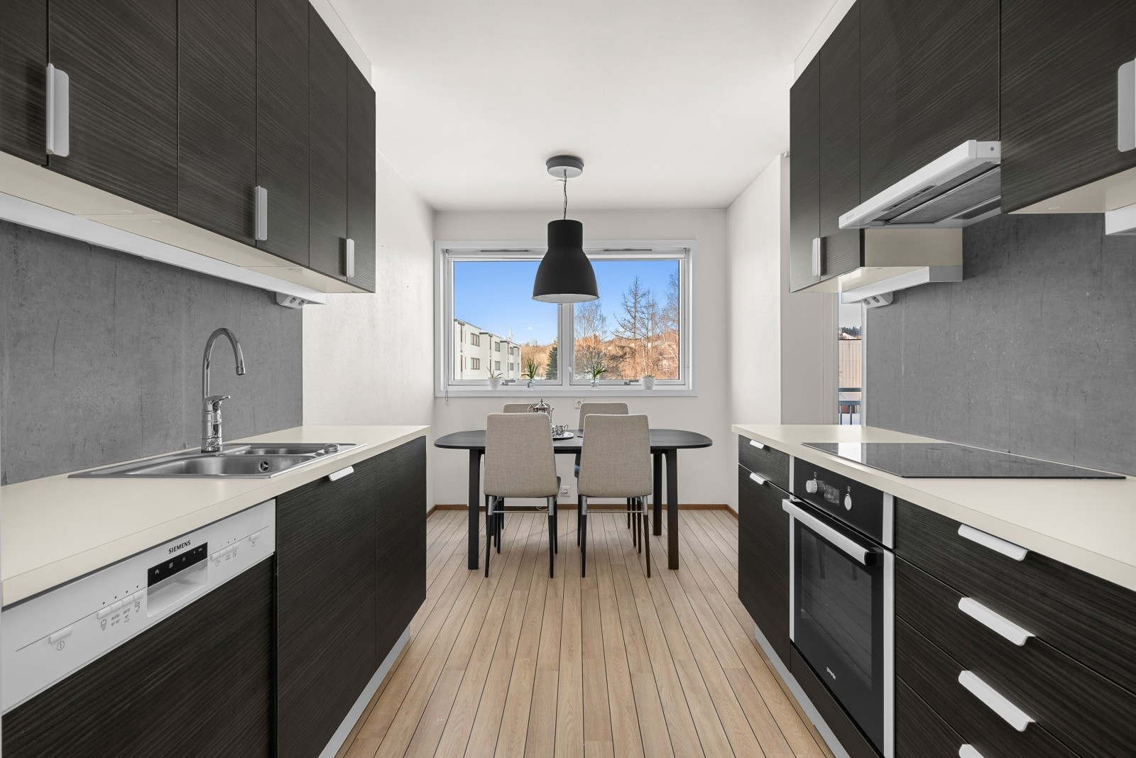 Kjøkkenet har godt med skap- og benkeplass, og er utstyrt med integrerte hvitevarer samt et frittstående kjøleskap som naturligvis medfølger handelen. Galleribilde