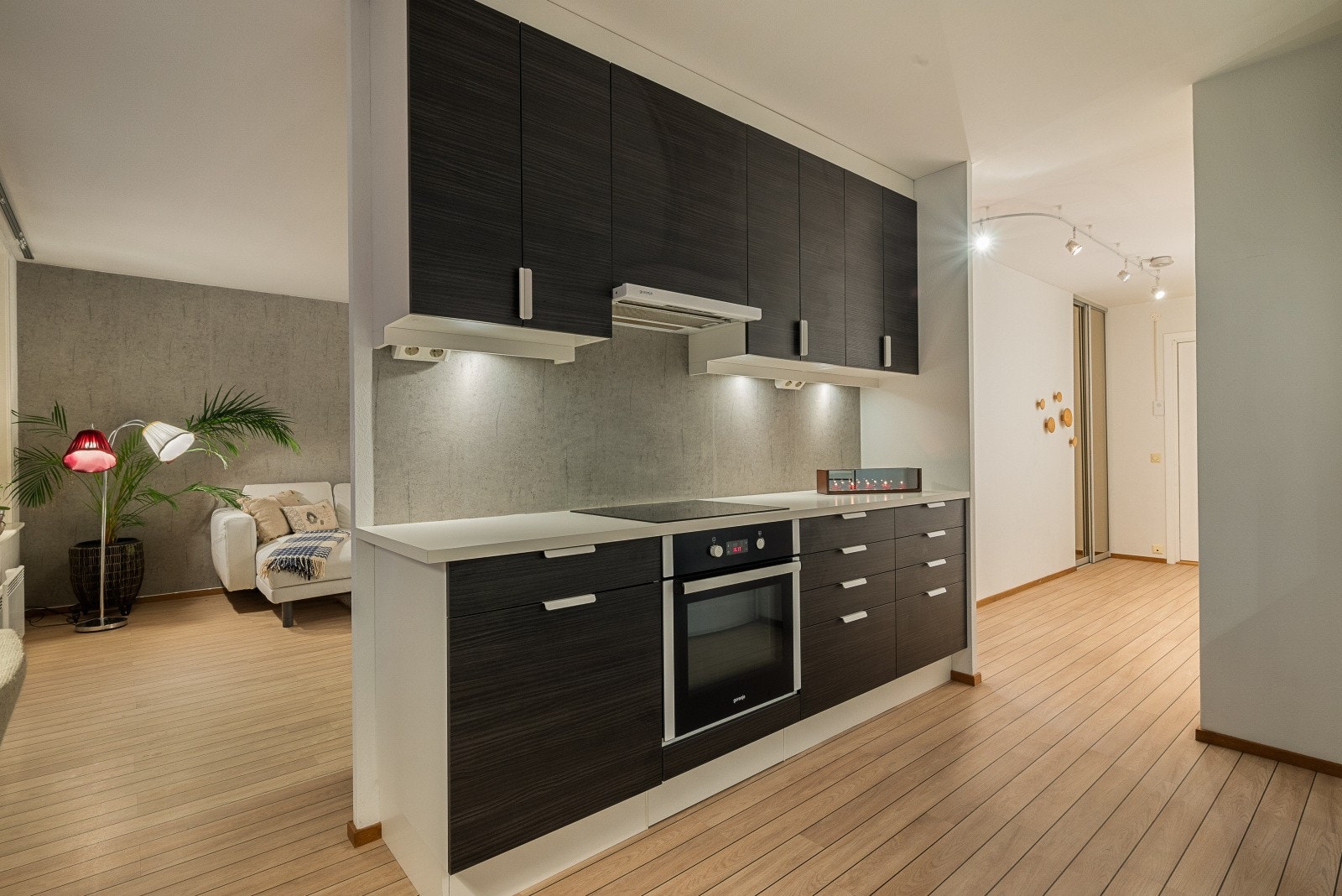 Leiligheten har en rekke kvaliteter, god planløsning, en lys stue på 20 m², fire boder med god lagringsplass og en balkong med flott utsikt. Galleribilde