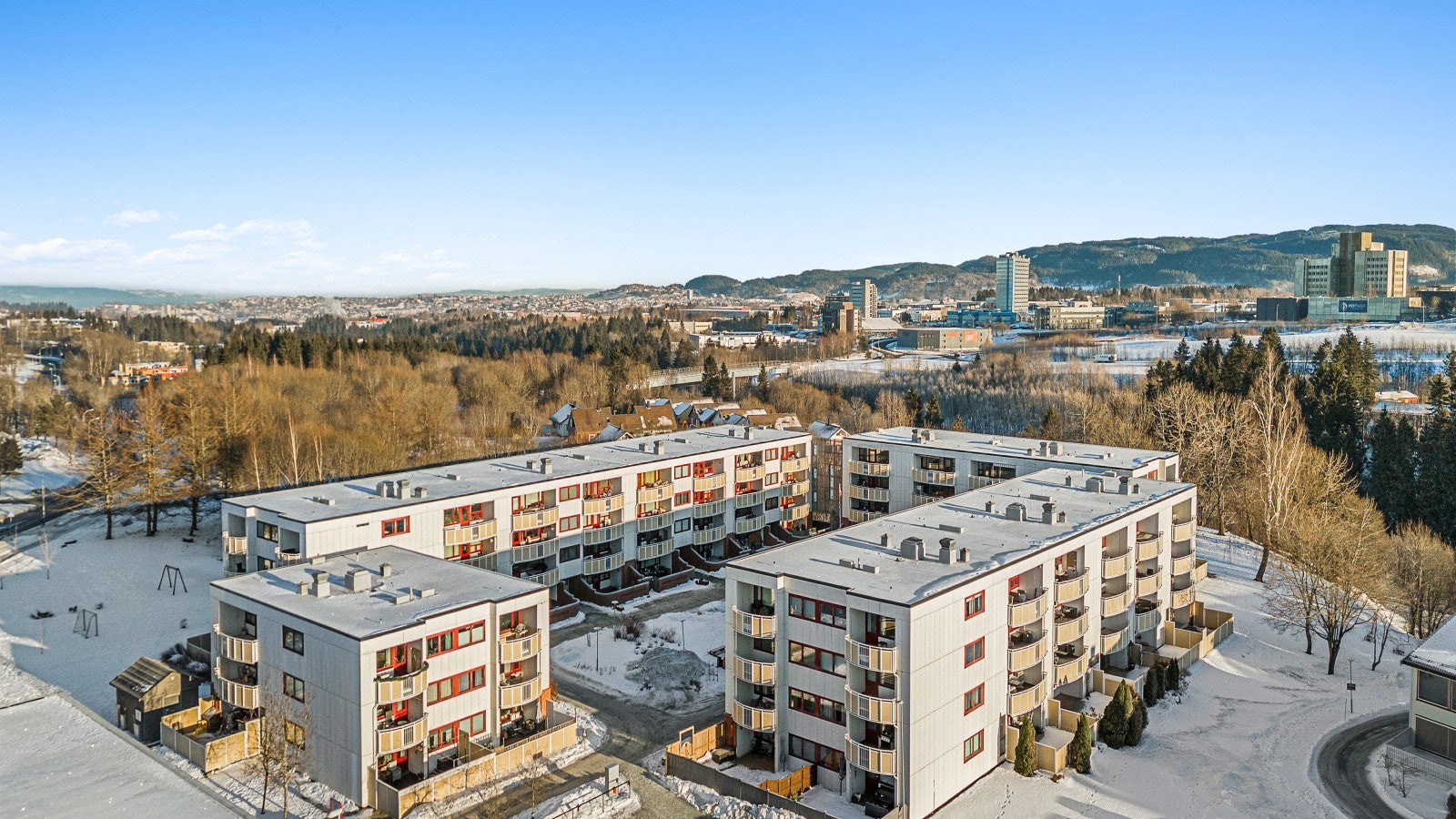 Midteggen borettslag er et veldrevet borettslag med solid økonomi. Borettslaget har tre fulltidsansatte vaktmestere som ivaretar drift og vedlikehold av eiendommen. Galleribilde