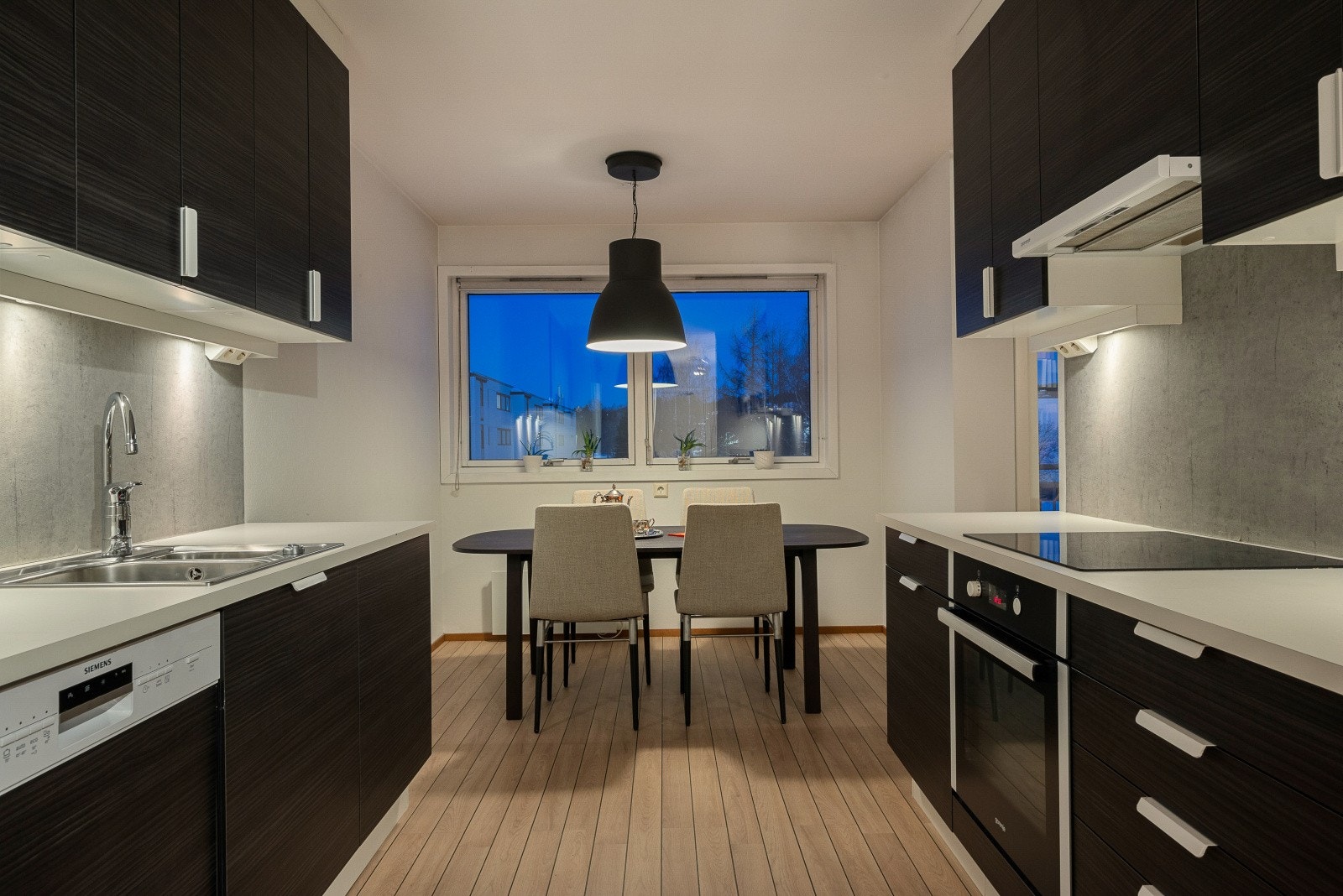 Leiligheten har et stort kjøkken på hele 12,5 m², praktisk avdelt fra stuen. Galleribilde