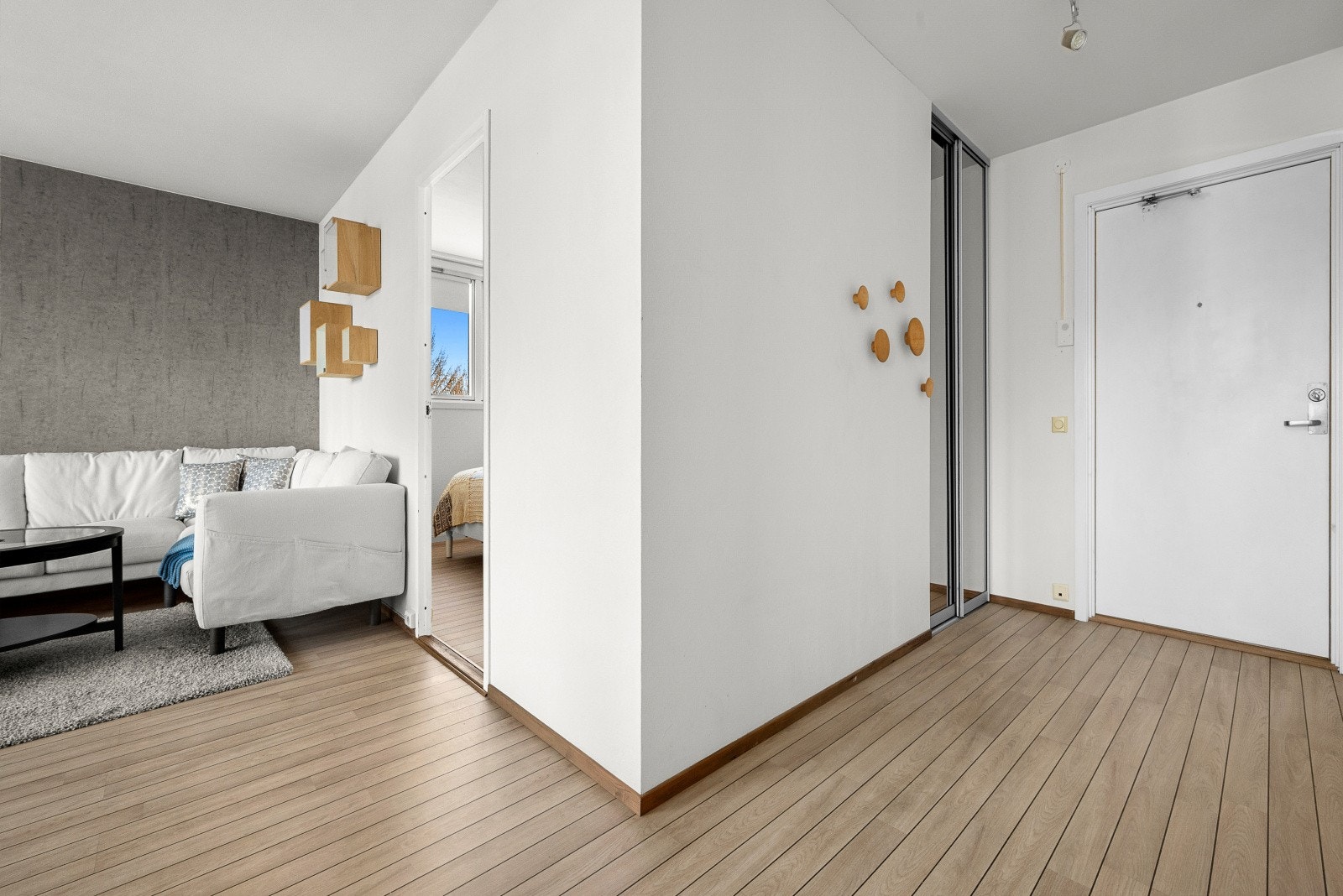 Gangen er utstyrt med en praktisk plassbygd skyvedørsgarderobe. Galleribilde