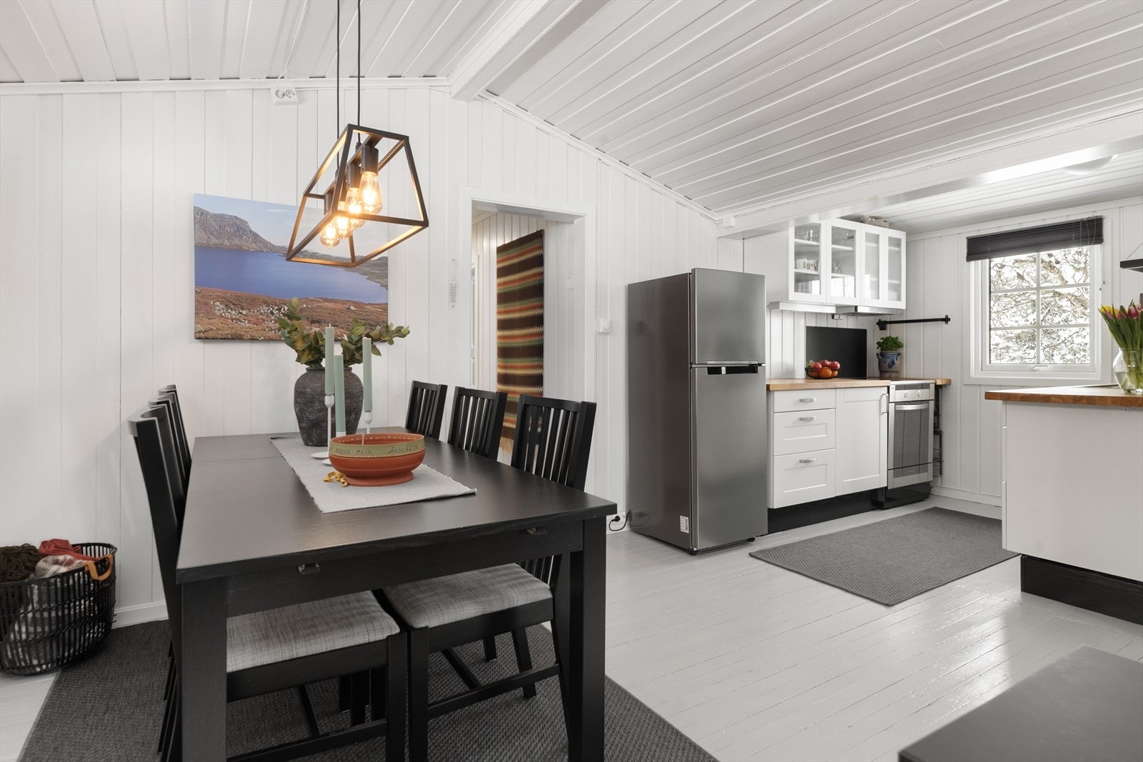 Spisestueplassen ligger fint til ved kjøkkenet. Galleribilde