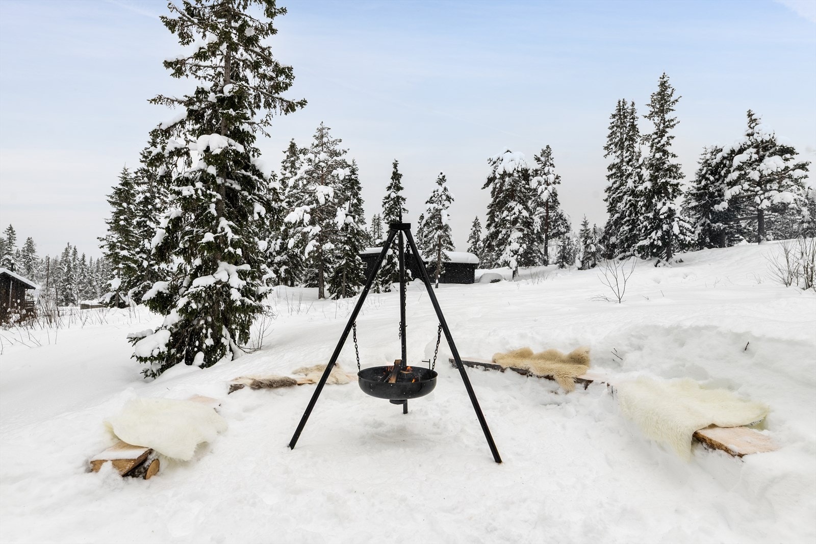 På tomten er til tillaget en koselig bålplass. Galleribilde