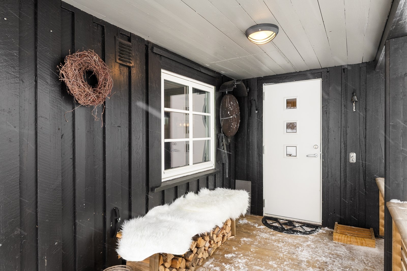 Med utgang fra entreen ved stuen har hytta et takoverbygget og hyggelig inngangsparti. Galleribilde