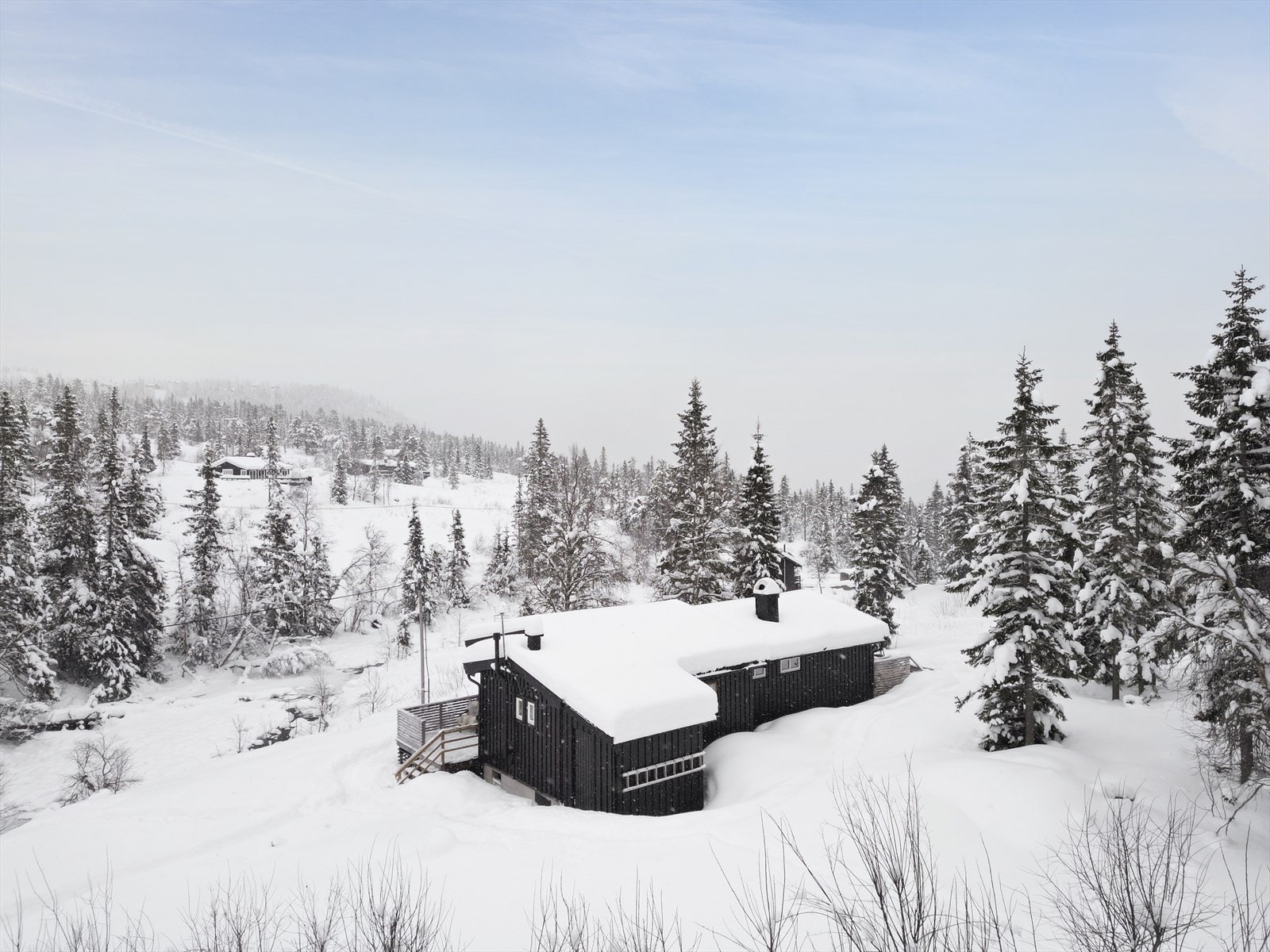 Like ved hytta renner det en elv som blant annet fører til den lille tjønna Lisletjønn med fine bademuligheter sommerstid. Galleribilde