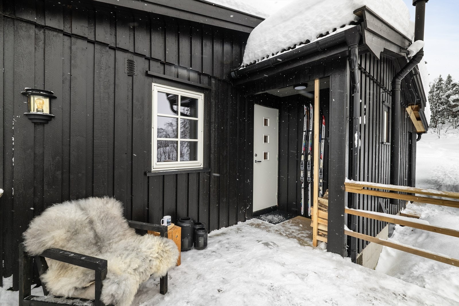 Også ved entreen på nordsiden av hytta er det et overbygget inngangsparti. Galleribilde