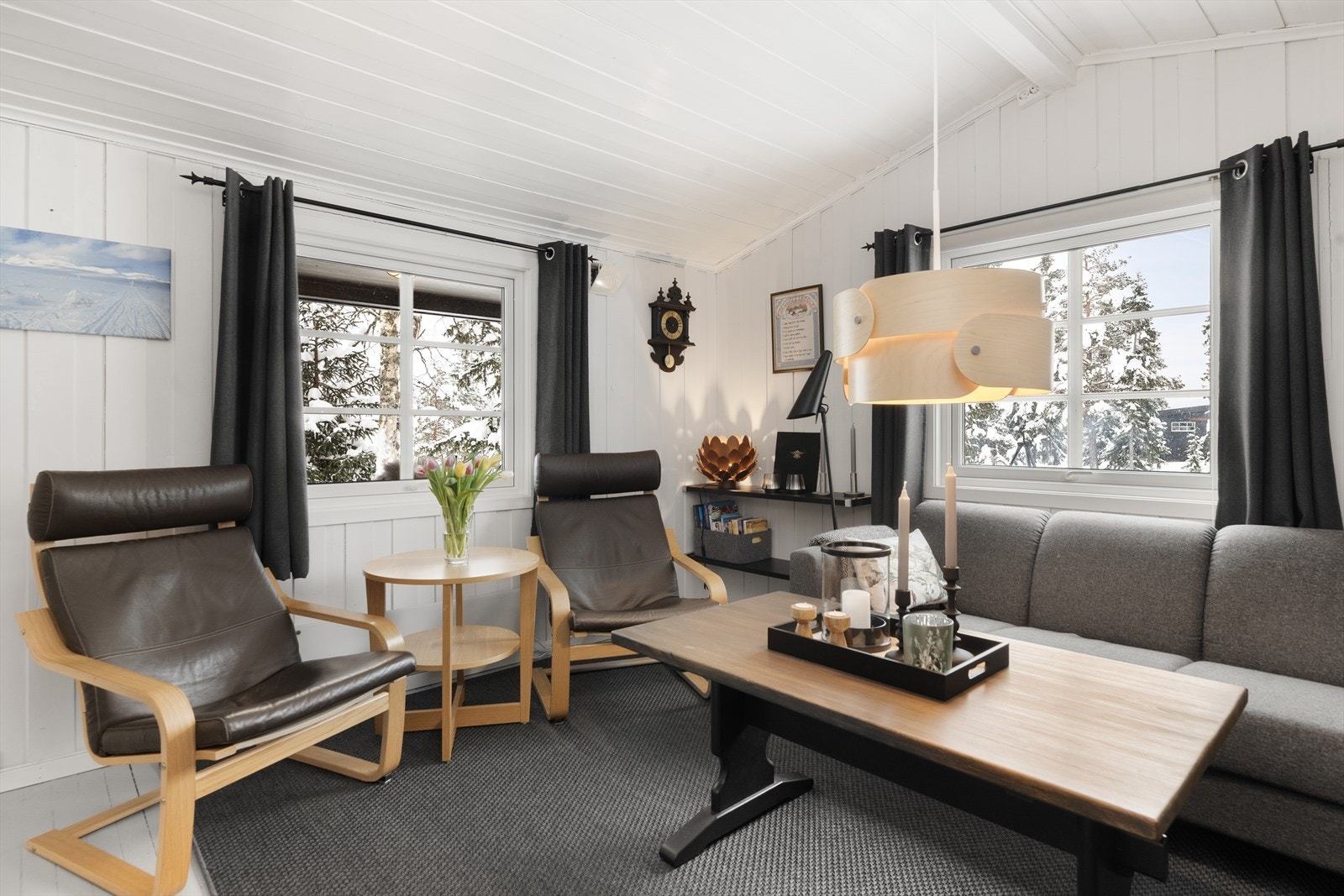 Selger opplyser i egenerklæringsskjema at gammelt elektrisk anlegg i stue ble byttet i 2025. Ellers oppgraderinger/ gjennomgang av store deler av hytta i 2016. Galleribilde