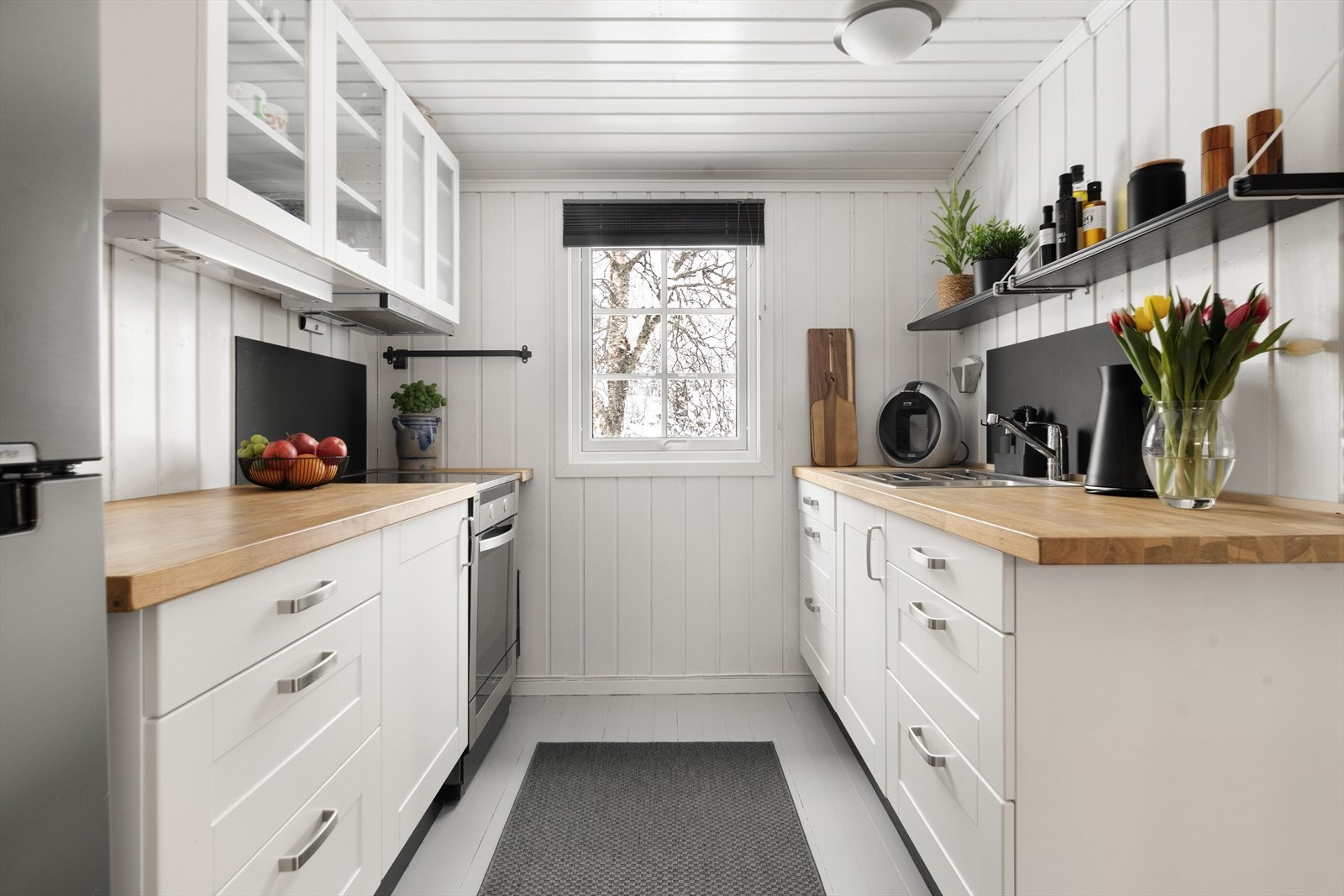 Kjøkkenet har en pen innredning fra 2009 med profilerte fronter og noe glasskap, benkeplate i heltre og beskyttelsesplate over deler av kjøkkenbenk. Innredningen har ventilator med avtrekk ut og avsatt plass til kjøleskap og komfyr. Galleribilde