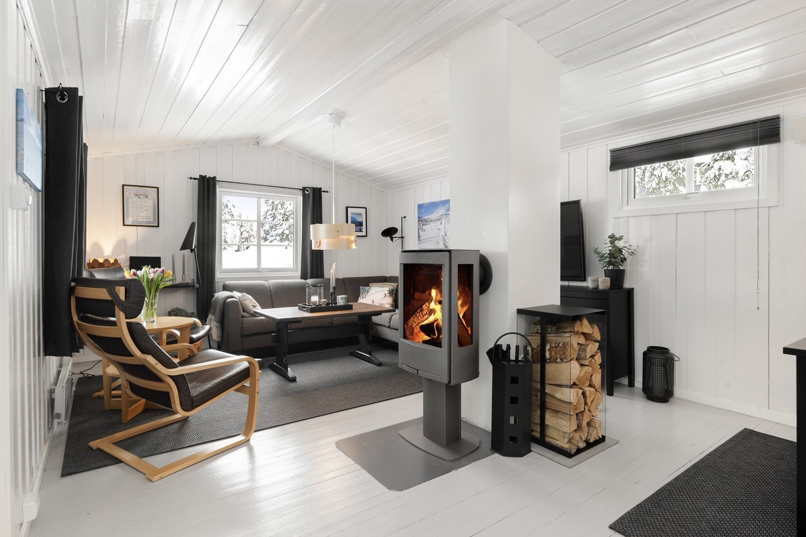 Hytta fremstår som som en lys og hyggelig hytte fra 1969 tilbygget i 1985, med flere oppgraderinger i senere tid. Kjøkkeninnredning fra 2009, Cinderella forbrenningstoalett fra 2015, vvt fra 2015 og bad fra 2016. Sikringsskap fra 2016. Vann til vegg. Galleribilde