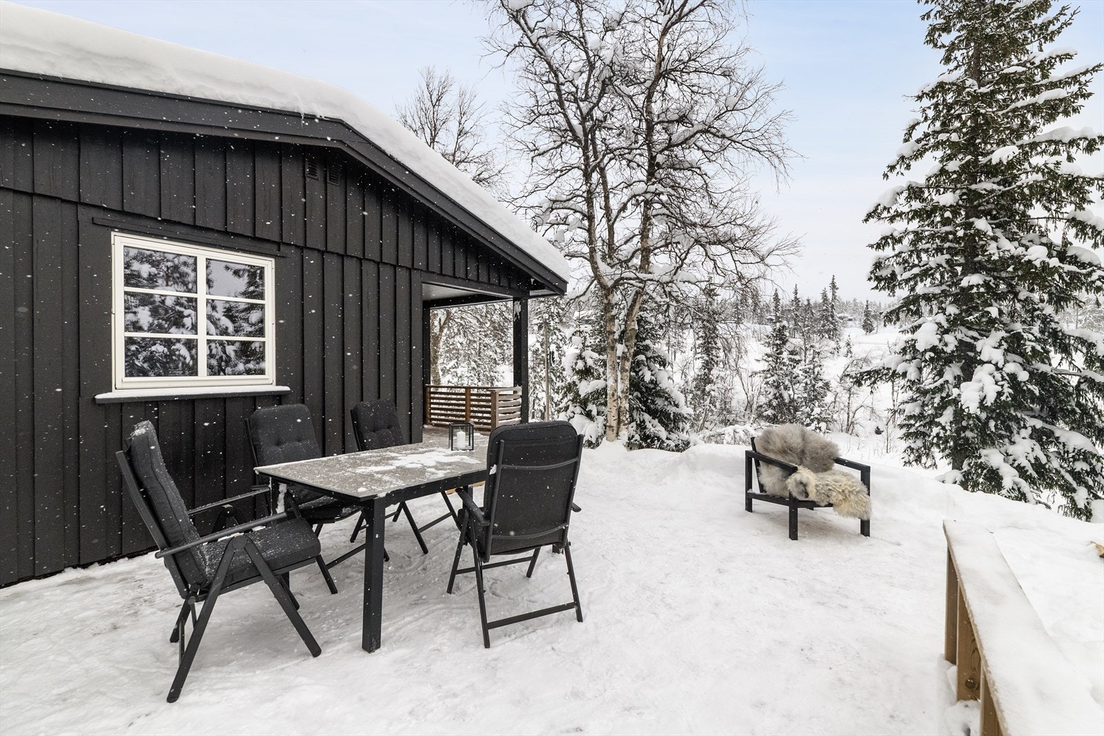 Denne uteplassen ligger på sørsiden av hytta og ble oppgradert i 2020/2021. Galleribilde