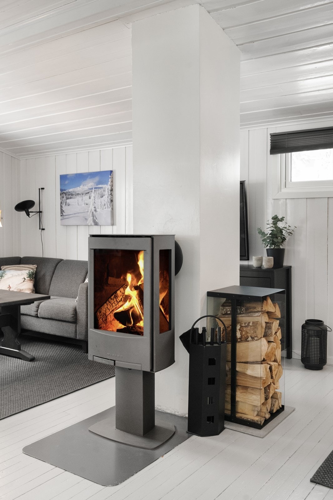 Sentralt i rommet er det en vedovn fra 2015. Galleribilde