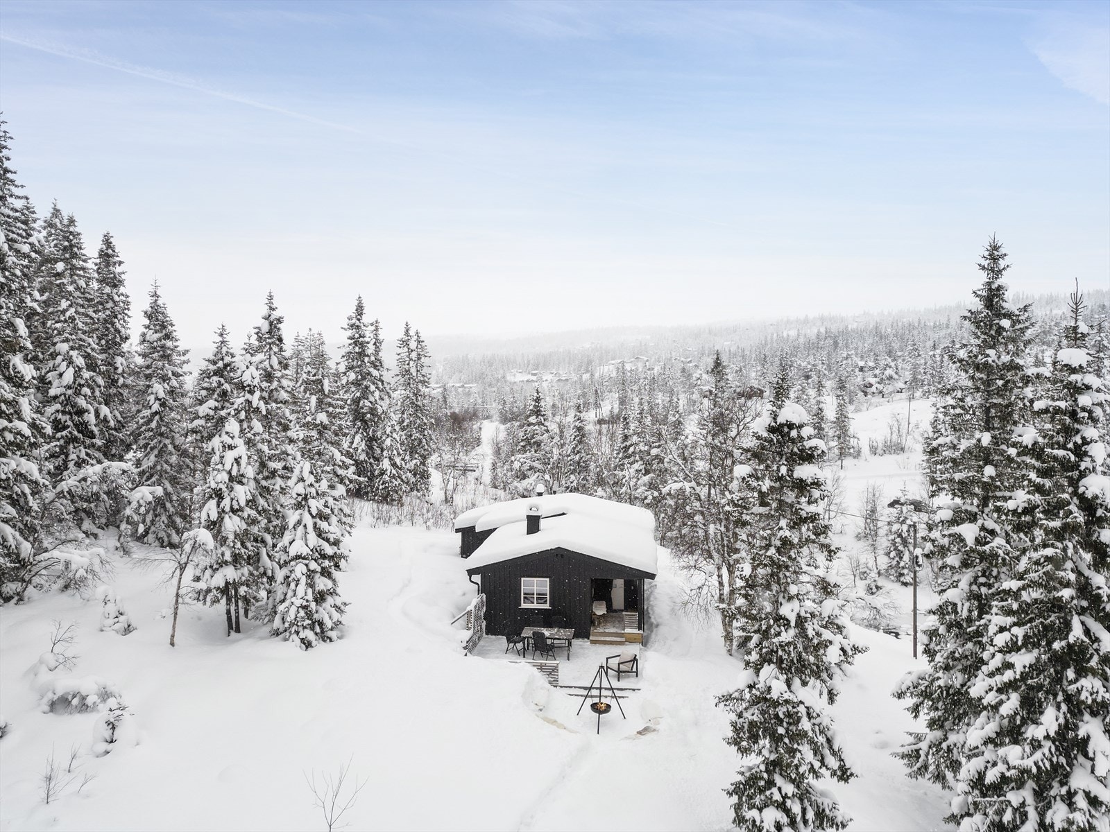 Fra hytta er det kort avstand til oppkjørte skiløyper på Toskjær vinterstid, samt flotte Kjæringsteinløypa som er en lett og barnevennlig 4 km løype rundt vakre Kovstulvann. Det er for øvrig kort vei til Tuddal Høyfjellshotell og Gildehallen. Galleribilde