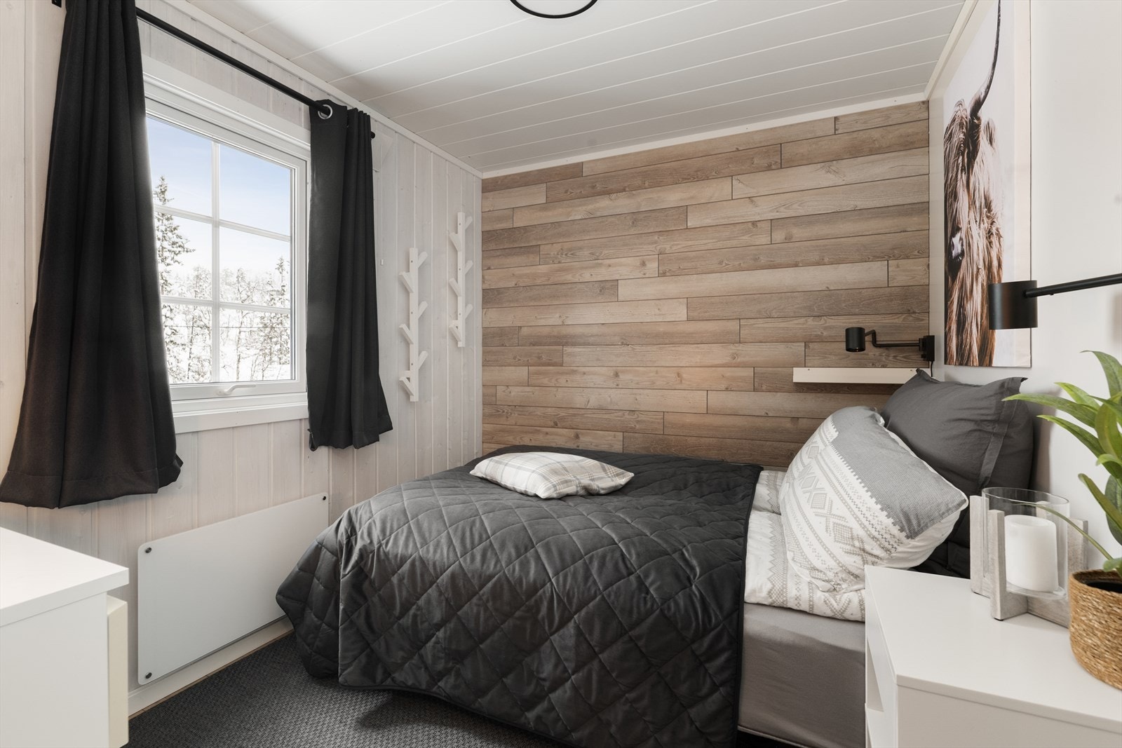 Soverom nr. 1 har tregulv og panel på vegger. Rommet er innredet med dobbeltseng. Galleribilde