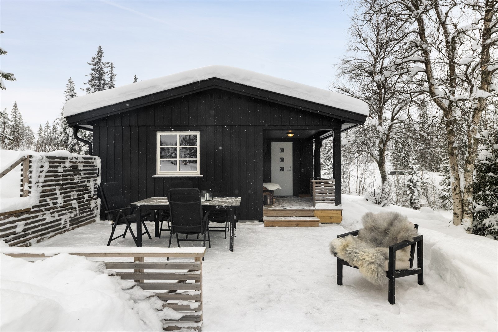 Fra inngangspartiet er det to trappetrinn ned til en flott veranda med levegger. Galleribilde