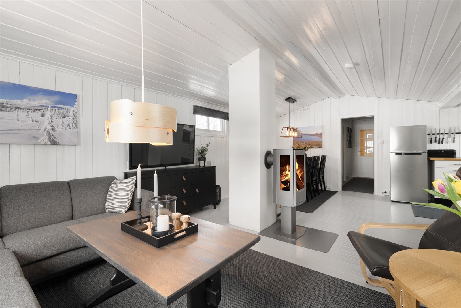 Hytta har en romslig stue med god takhøyde. I stuen er det god plass til både sofagruppe og spisestuebord. Galleribilde