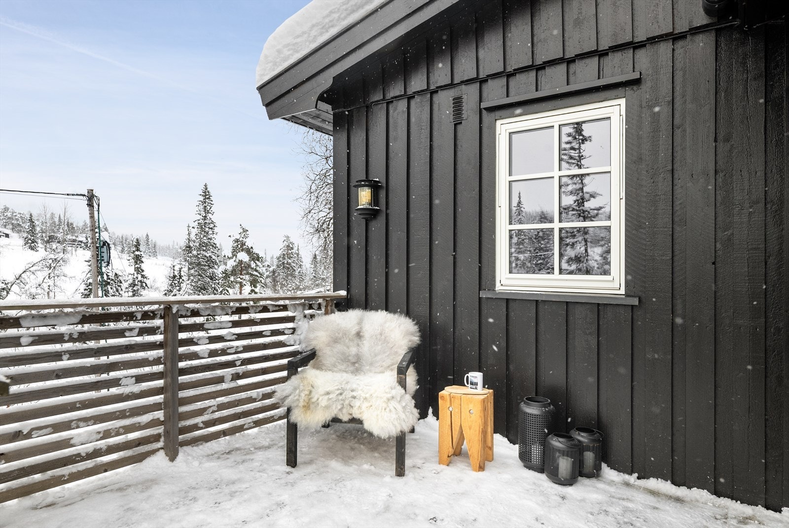 Fra inngangspartiet er det direkte adkomst til en flott uteplass oppgradert i 2017. Galleribilde