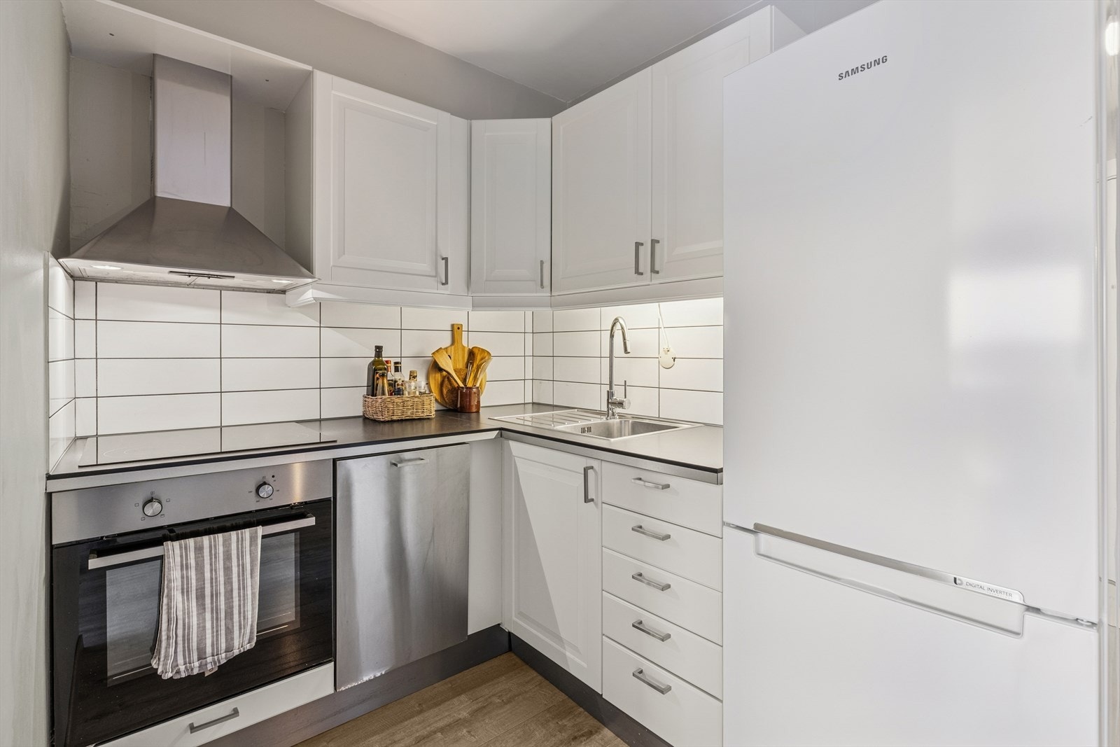 Vegg over benk er flislagt, praktisk ved matlaging Galleribilde