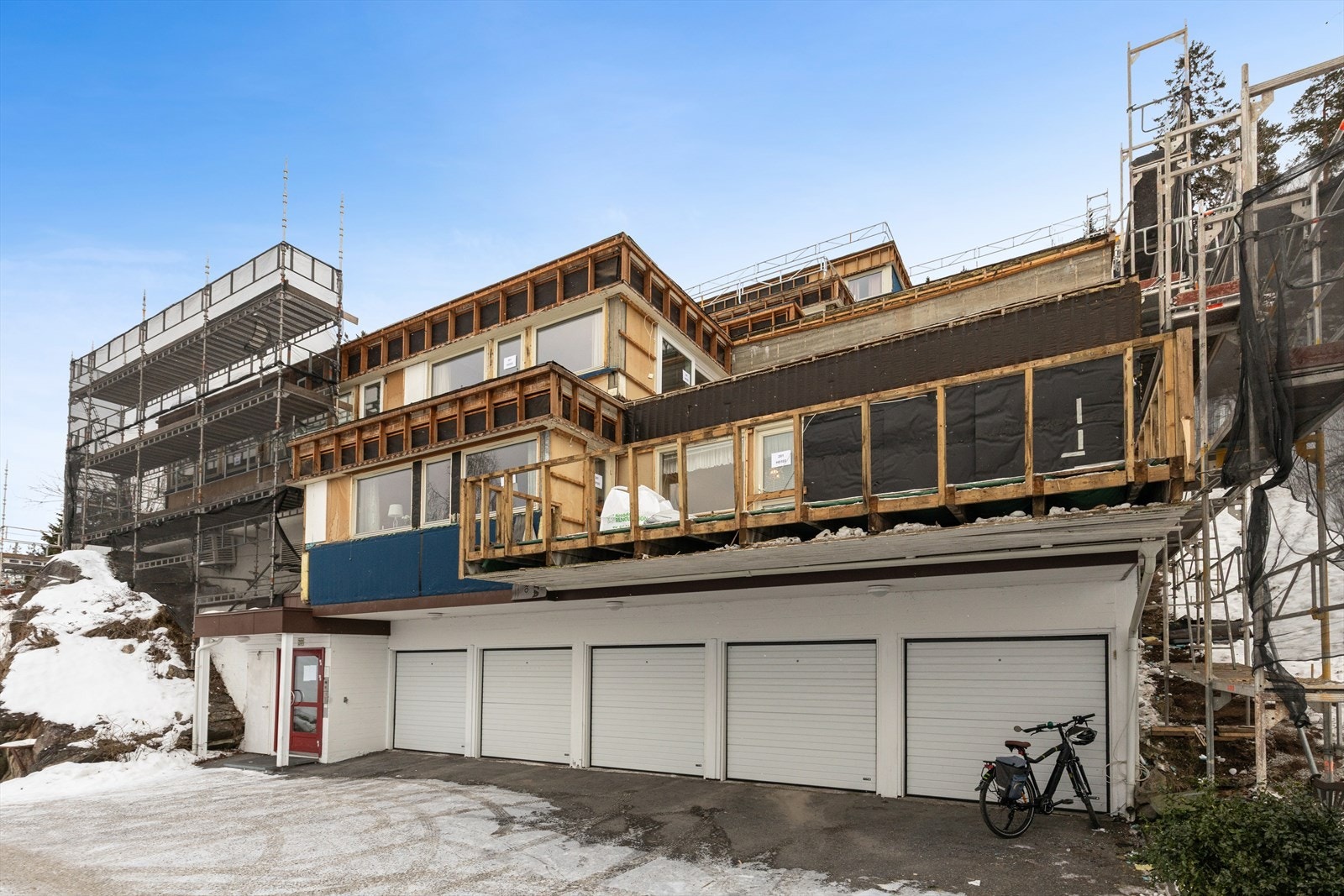 Sameiet gjennomgår for tiden diverse rehabiliteringer som omfatter tak, balkonger, fasader og terrasse, samt noe mindre arbeider på garasjene. Galleribilde