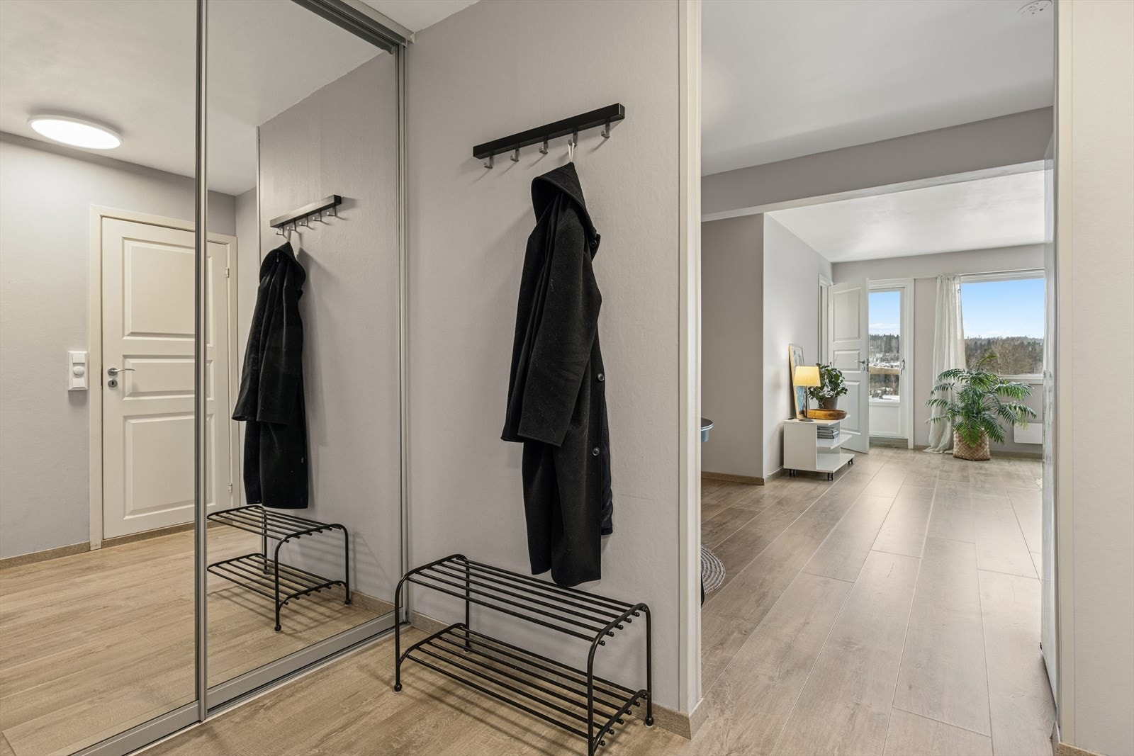 Her ønskes du velkommen inn i en entré med god plass til å oppbevare ytterklær og sko i stort garderobeskap. Galleribilde