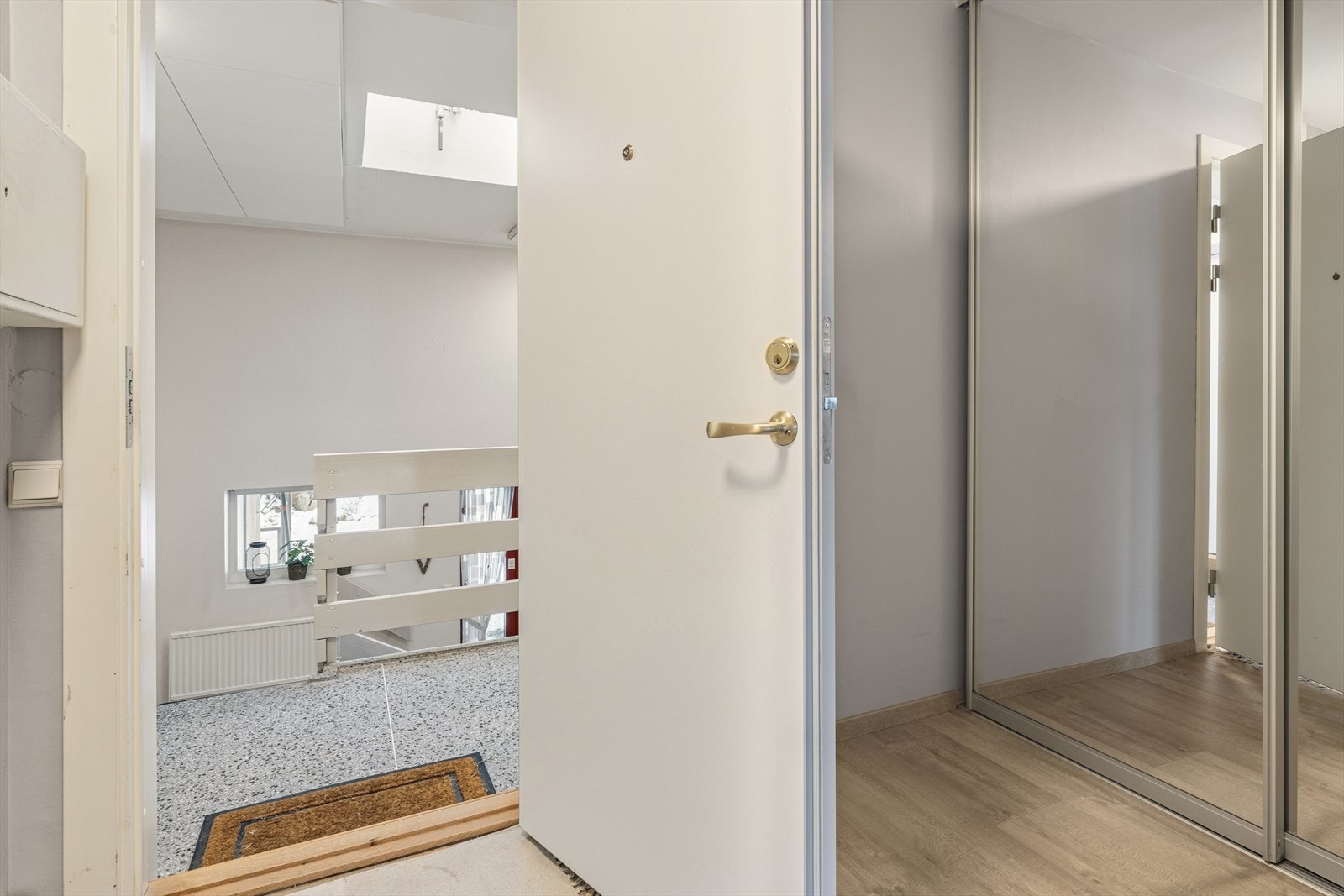 Det er adkomst til leiligheten som ligger i 6. etasje via felles trappegang. Galleribilde