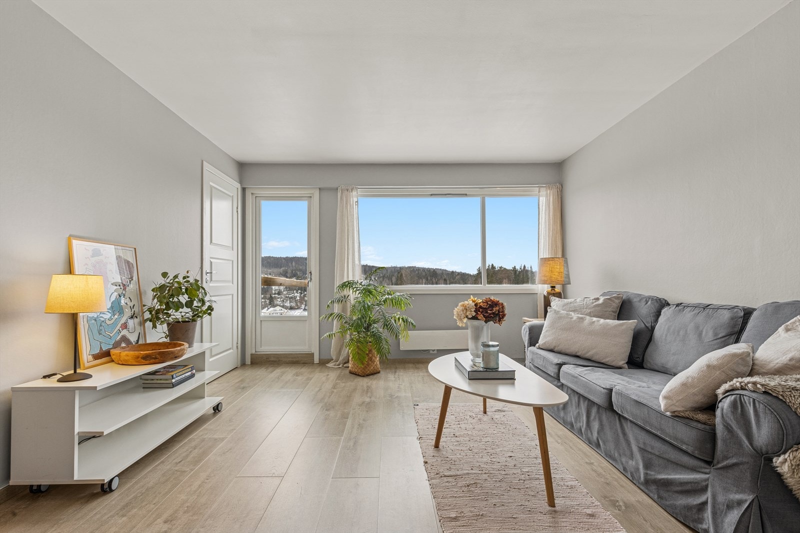 Herfra er utgang til vestvendt balkong med gode solforhold. Galleribilde