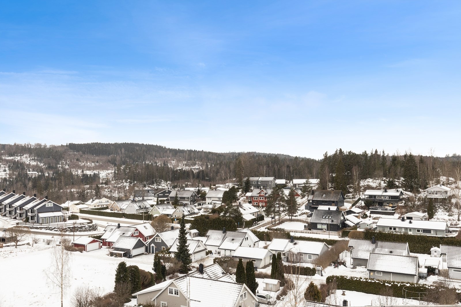 Område er kjent for sitt fredelige boområde og vakker utsikt over Nøstvedtmarka. Herfra er det gangavstand til kollektivtransport, dagligvarehandel, treningssenter og serveringssteder. Galleribilde