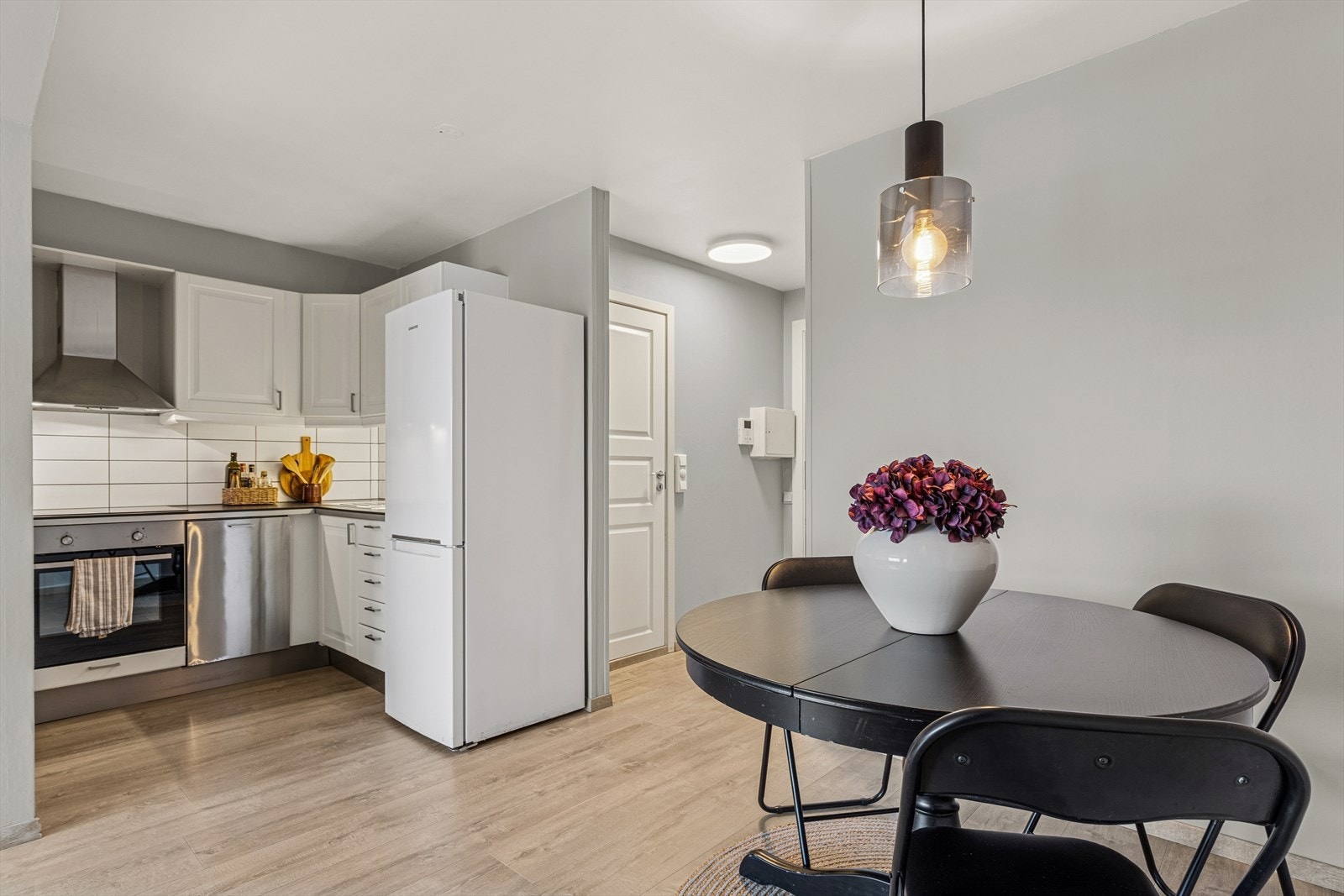 I tilknytning til kjøkkenet, kan spisebord enkelt plasseres. Galleribilde