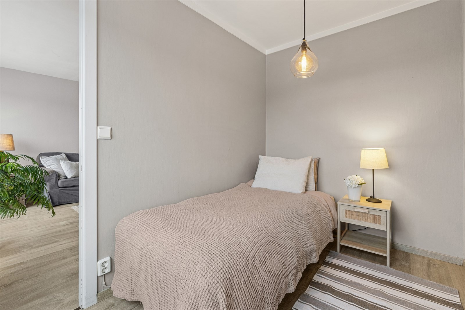 Videre byr leiligheten på ett soverom Galleribilde