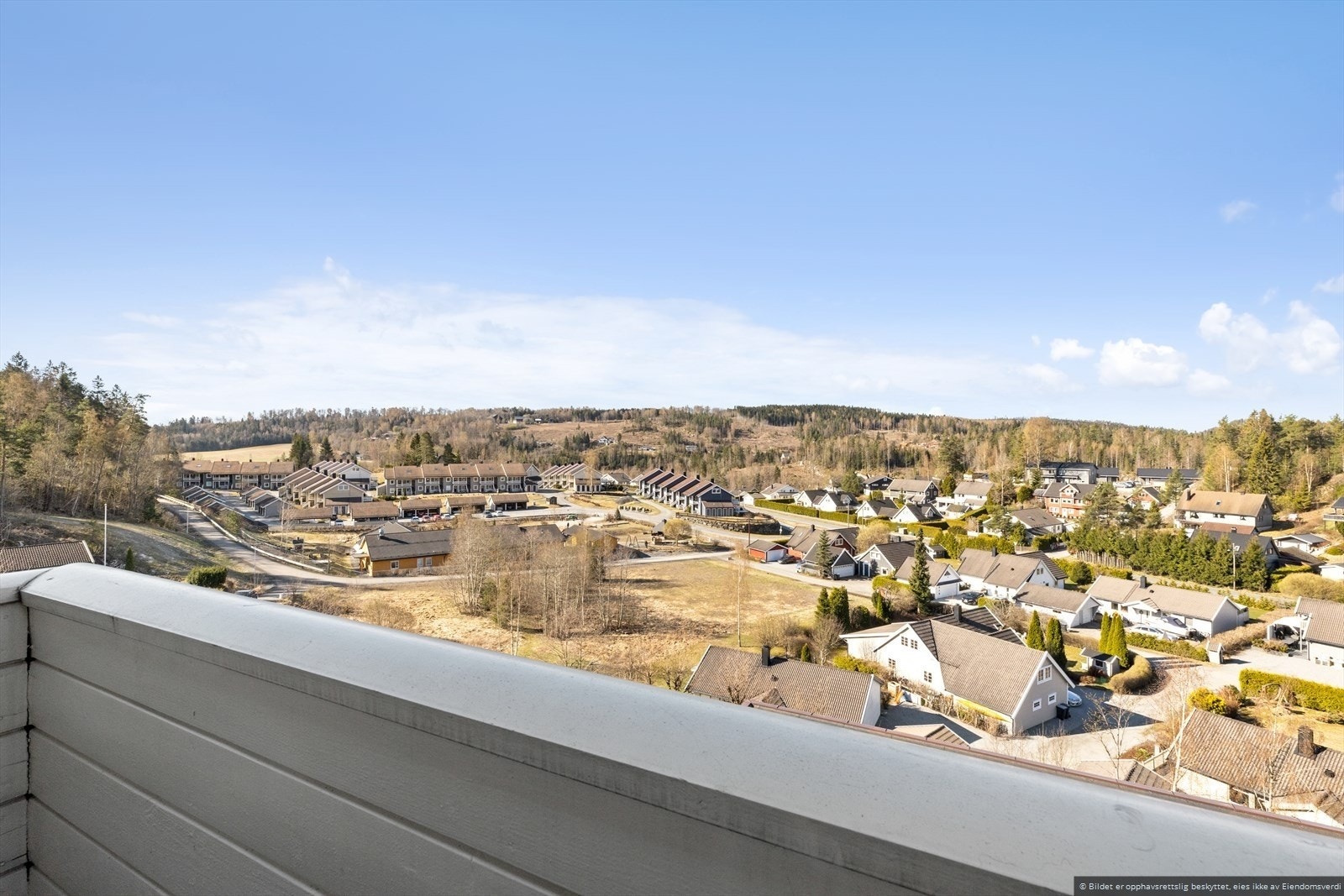 Her er det fin utsikt og gode solforhold som kan nytes fra morgen til kveld. (Dette bildet er fra mai 2021. Balkongene renoveres i dag dette bilde brukes kun gi et inntrykk av balkongen). Galleribilde