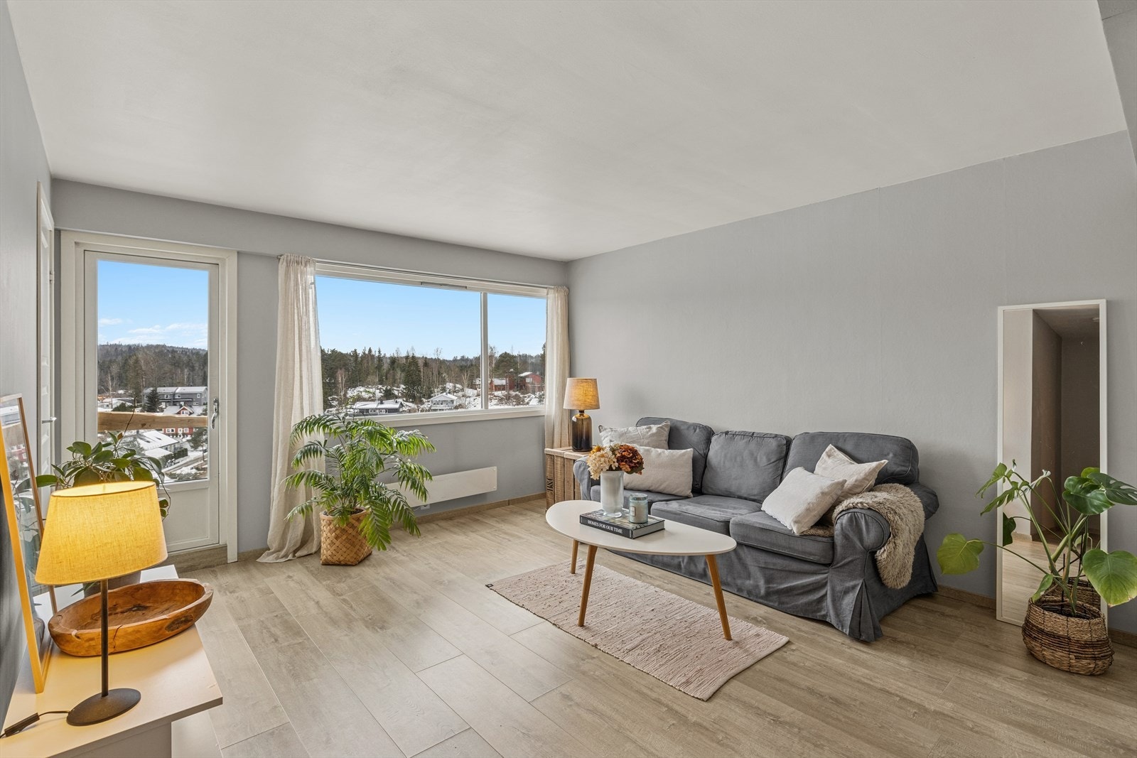 Store vinduer som slipper inn godt med dagslys inn i rommet. Galleribilde