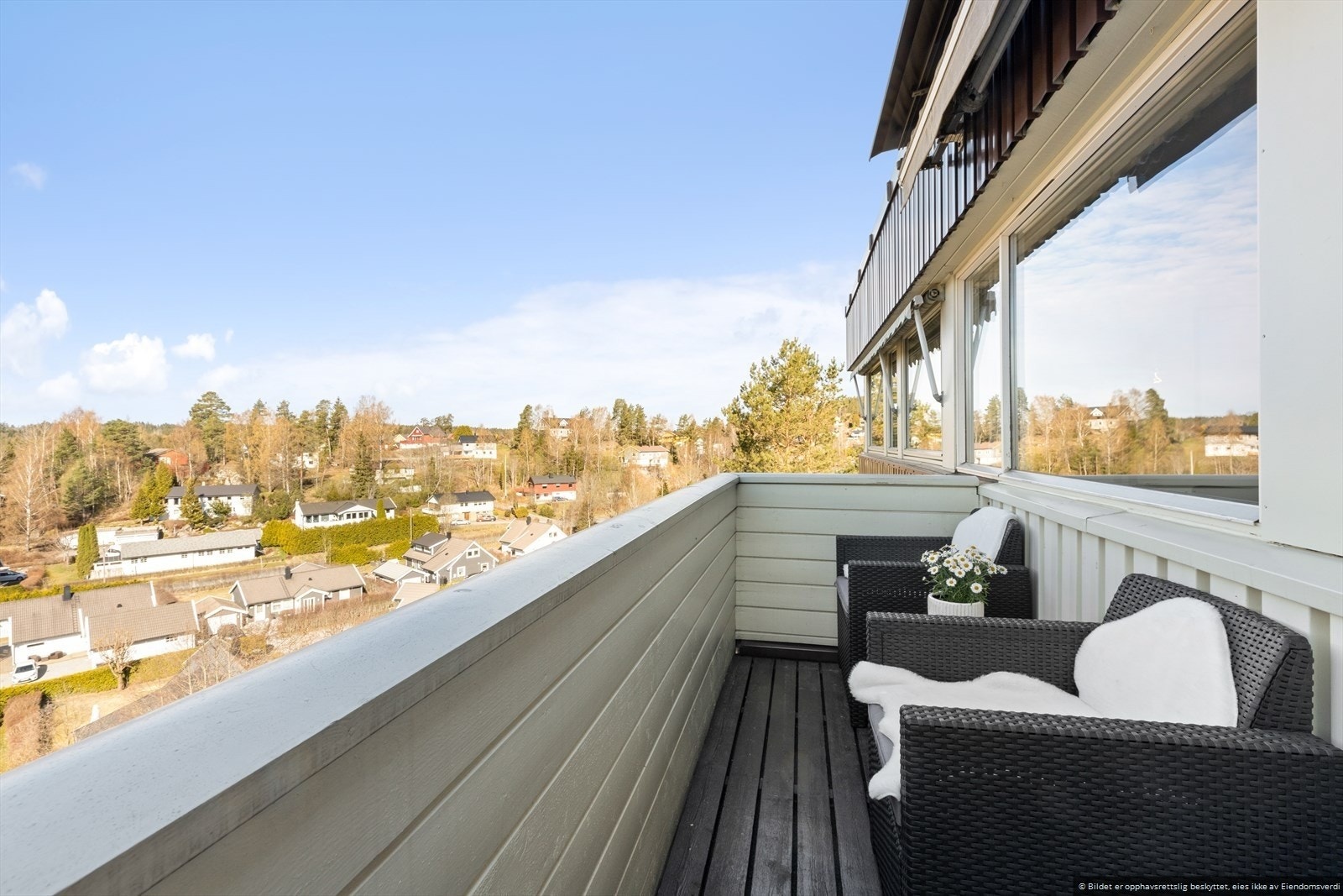 Balkongen fungerer som en forlengelse av stuen på varme sommerdager. (Dette bildet er fra mai 2021. Balkongene renoveres i dag dette bilde brukes kun gi et inntrykk av balkongen). Galleribilde