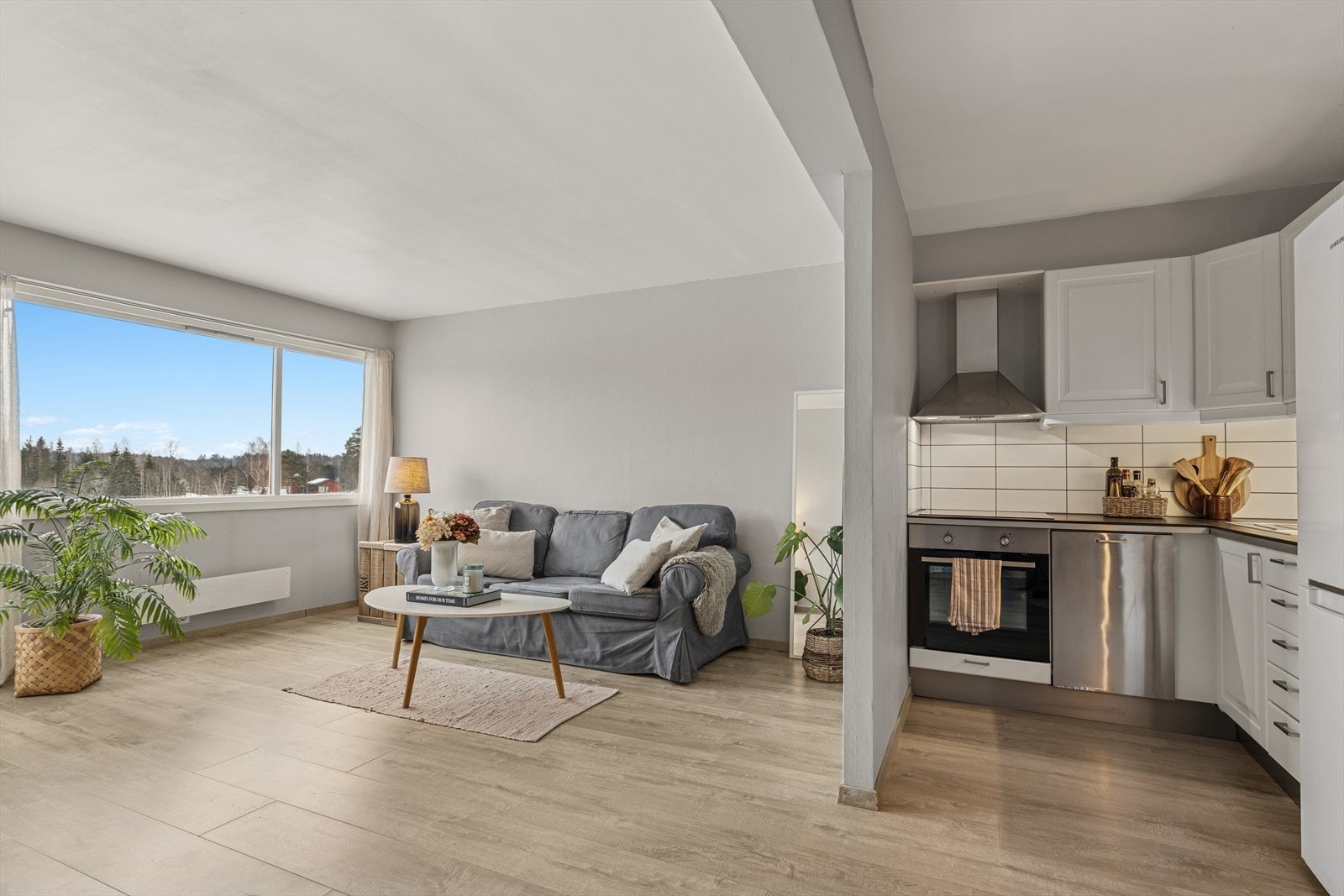 Leiligheten er holdt i duse og tidsriktige farger. Galleribilde