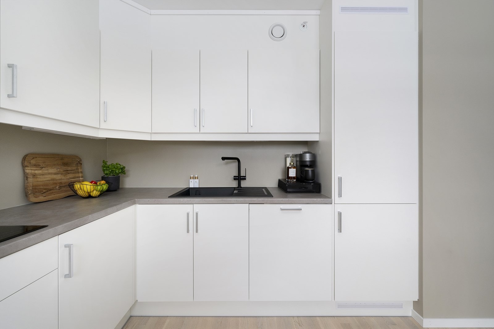 Vannstoppsystem og komfyrvakt er også installert. Galleribilde