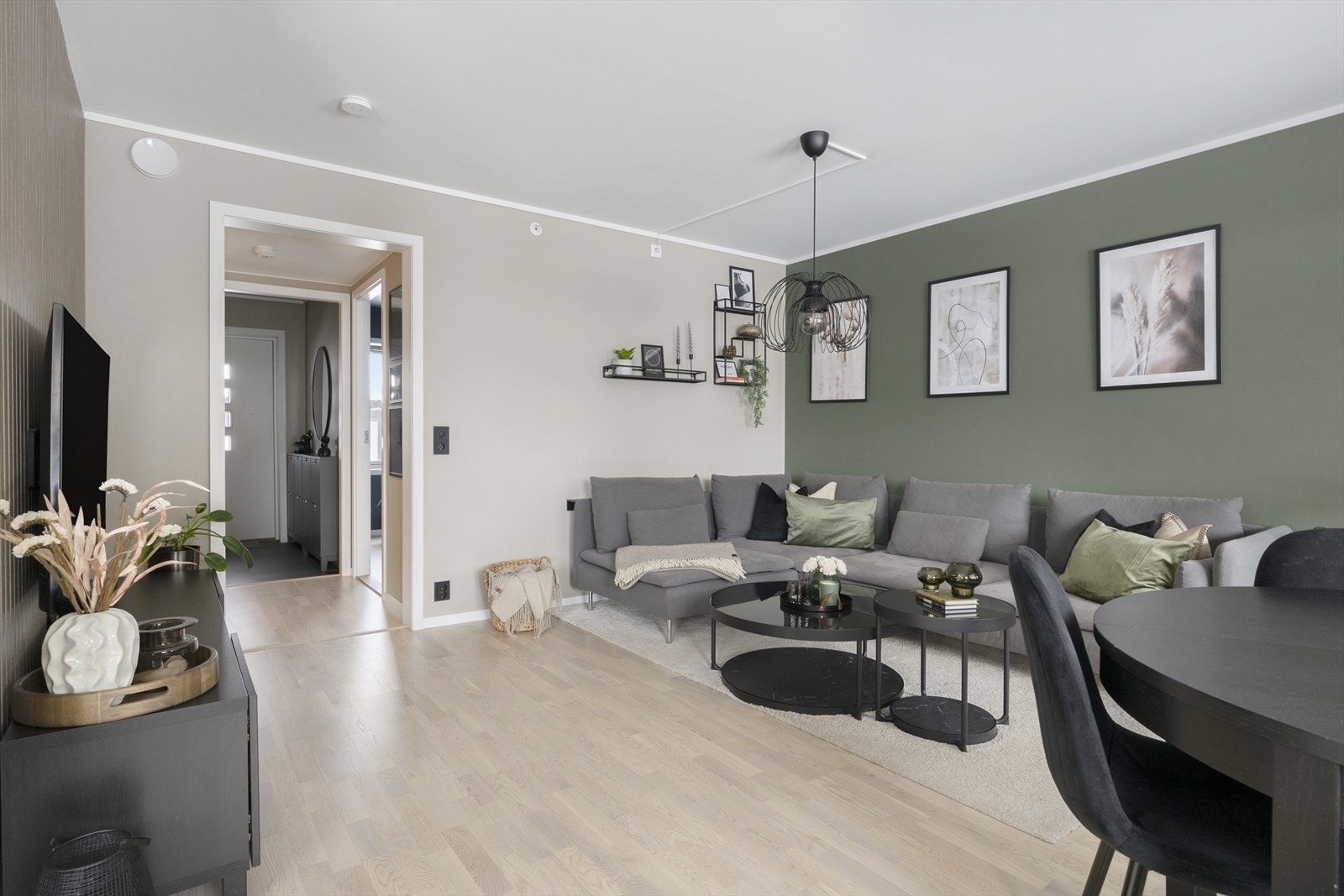 Lyst og innbydende med parkettgulv, malte flater og stilig spilevegg i stuen. Galleribilde