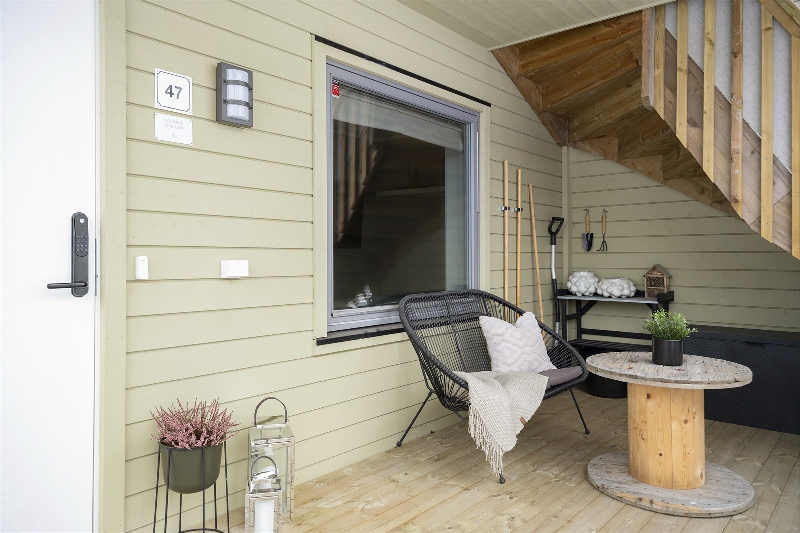 Leiligheten har et hyggelig inngangparti med plass til en liten sittegruppe og beplantning. Adkomstterrassen er på ca. 11 kvm. Galleribilde