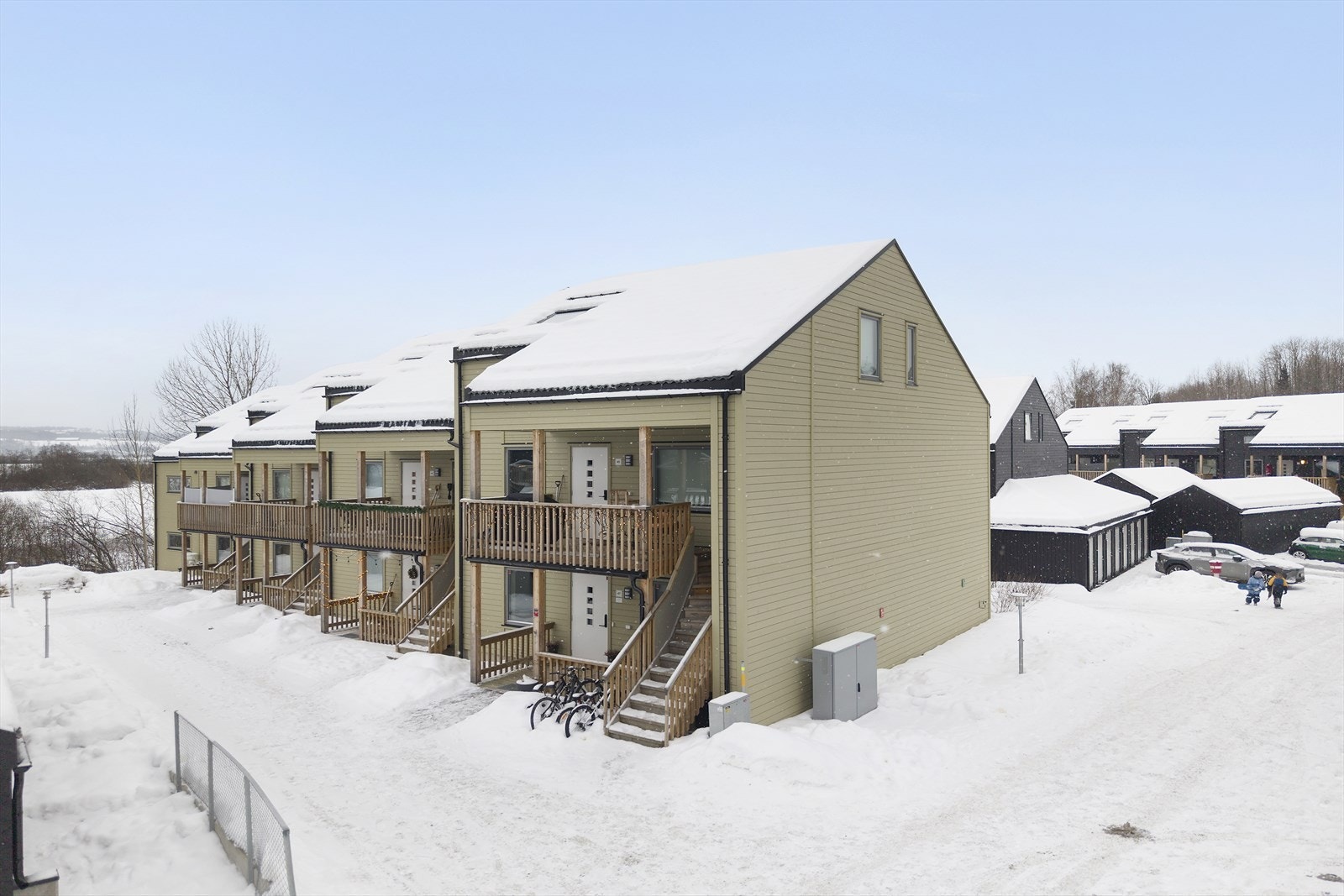 Leiligheten ligger på enden med ypperlige solforhold gjennom hele dagen og kvelden på sommeren. Galleribilde