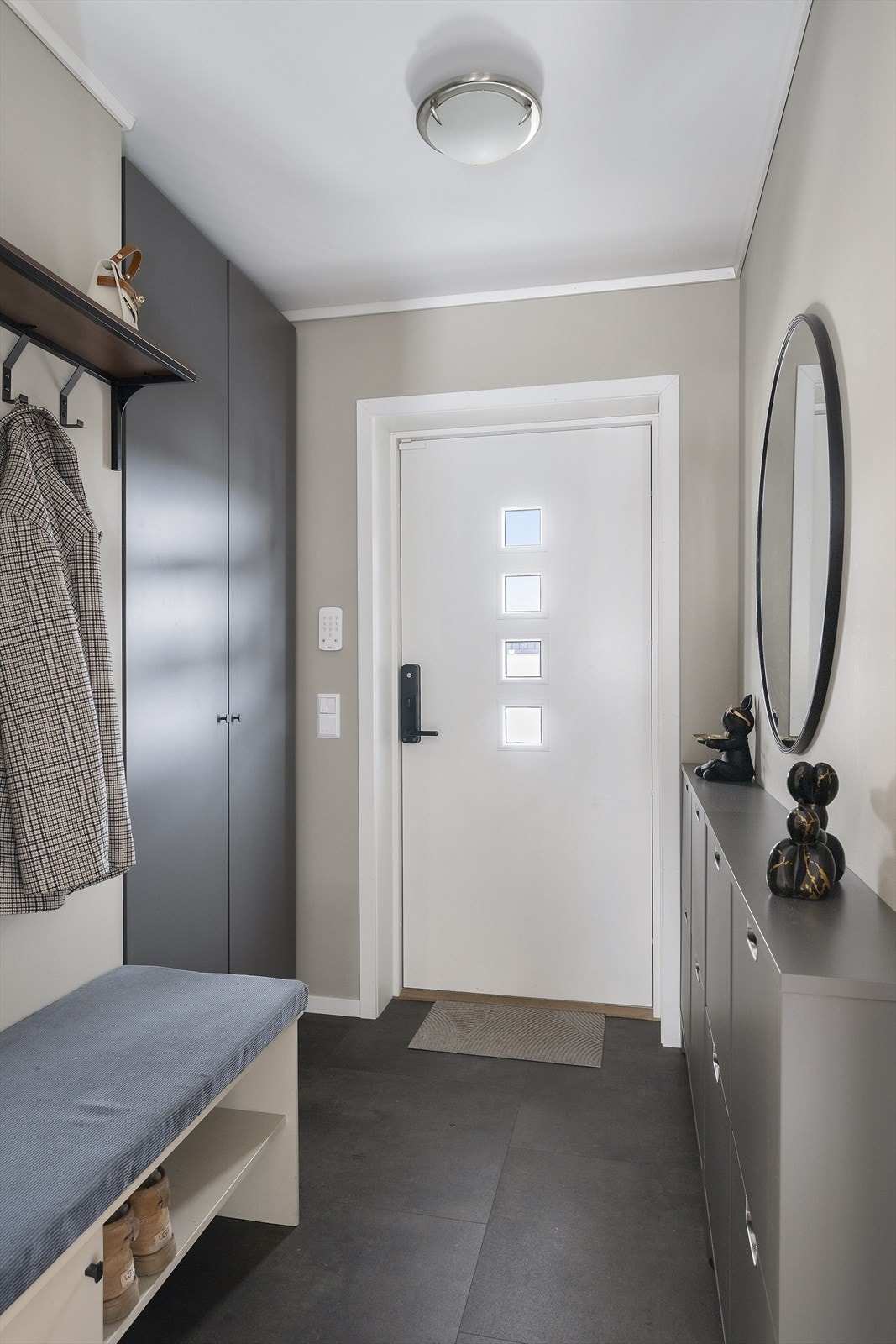 Innbydende entré med flislagt gulv, praktisk kodelås (medfl. hvis alarm videreføres) og boligalarm installert. Det er god plass til oppbevaring i skap. Galleribilde