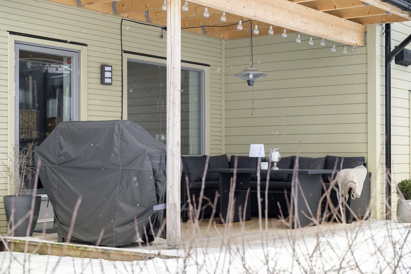 Terrassen ved hagen er på ca. 12 kvm og er overbygd av balkongen over. Galleribilde