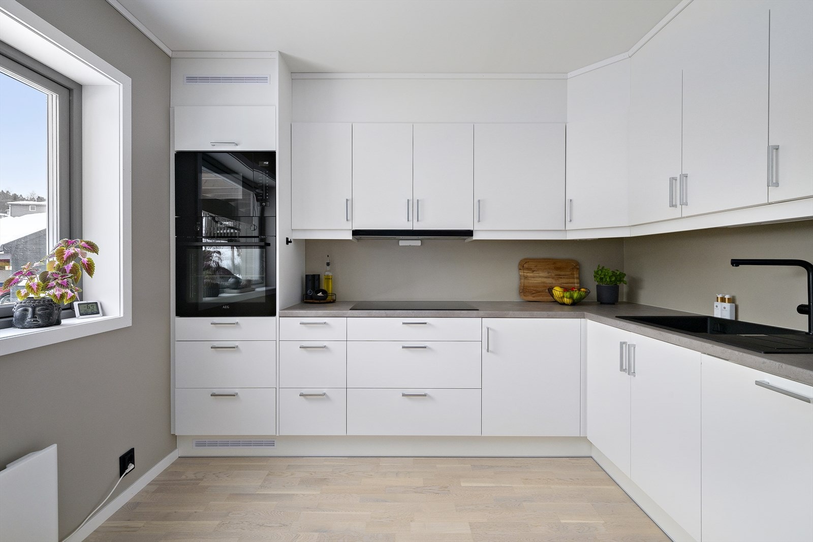 Komplett utstyrt med integrerte hvitevare som medfølger. Ventilator med avtrekk ut. Galleribilde