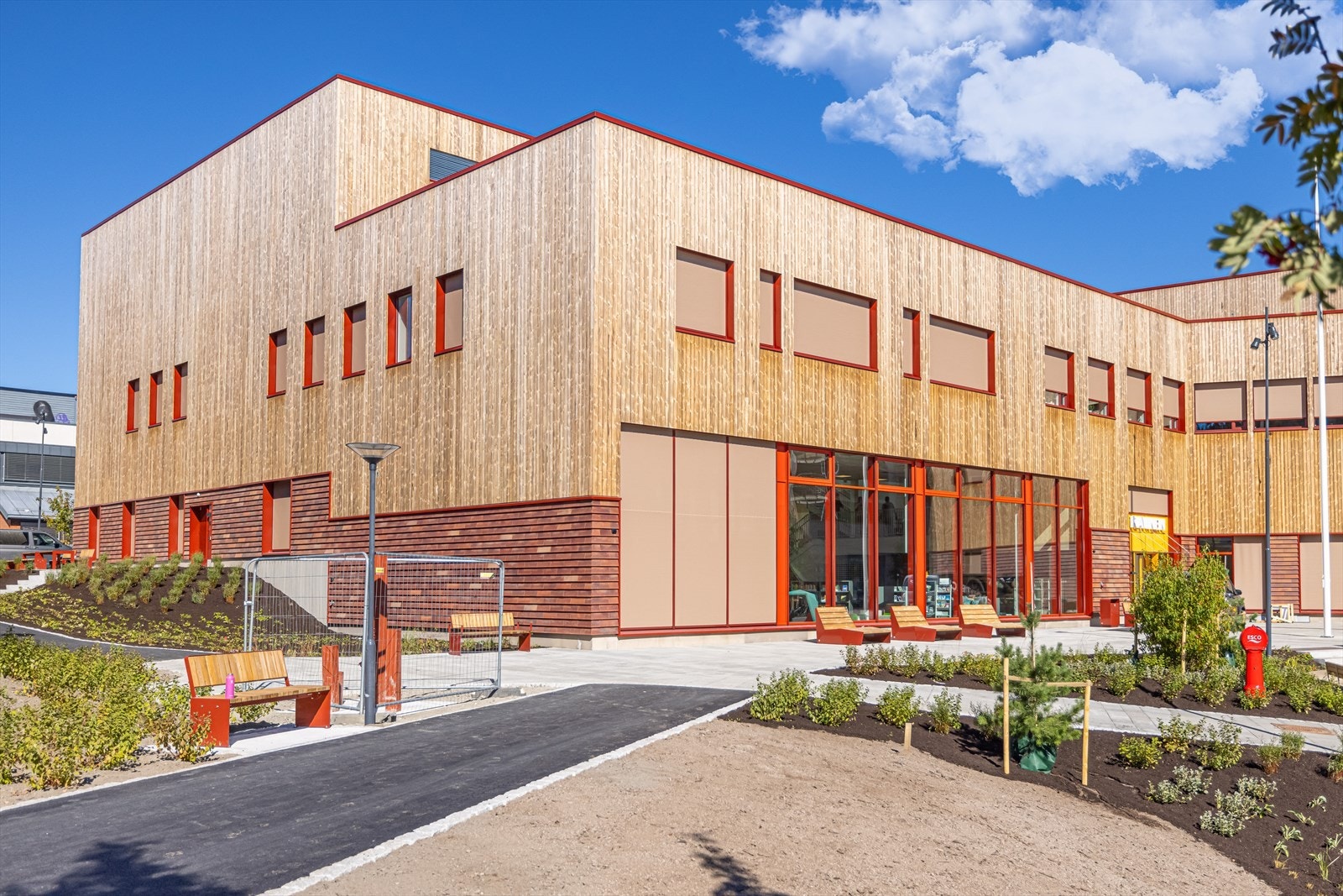 Ravinen har bla. bibliotek og kafe og ligger rett ved Fjerdingby skole. Galleribilde