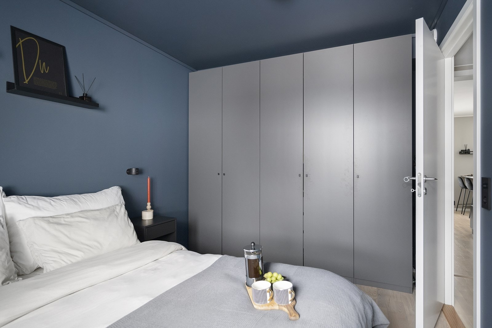 Tak og vegger er malt i samme farge for en dempet og eksklusivt uttrykk Galleribilde