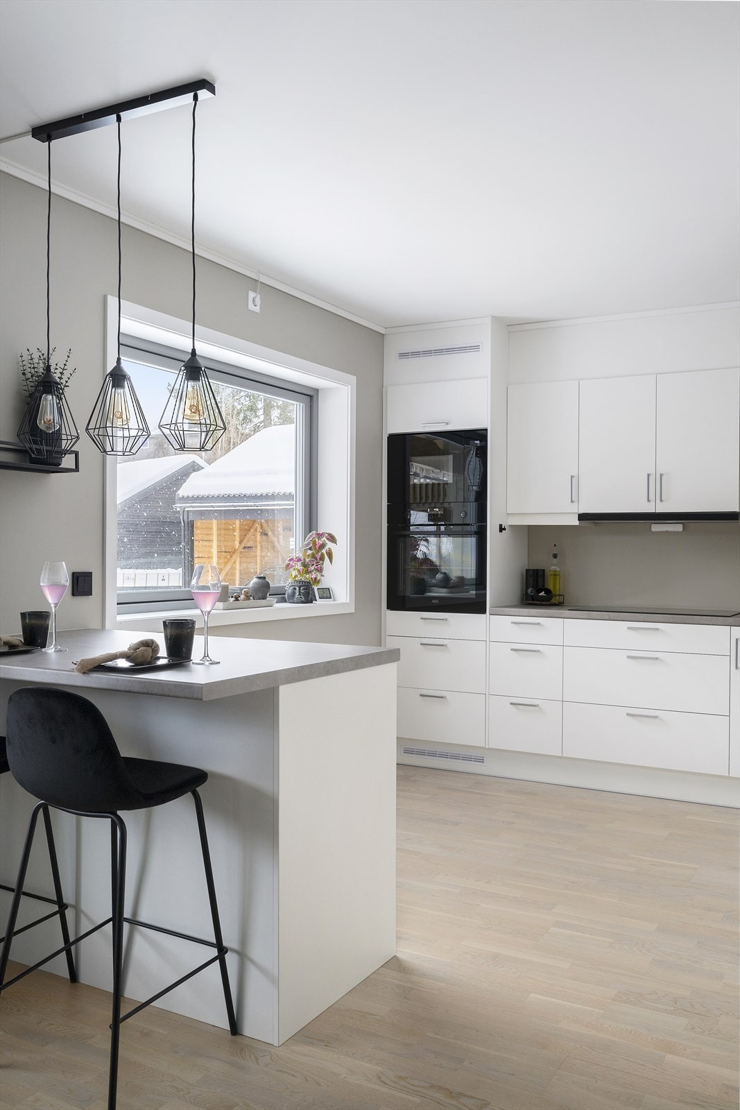 Kjøkkenet har slette fronter og laminat benkeplate. Galleribilde