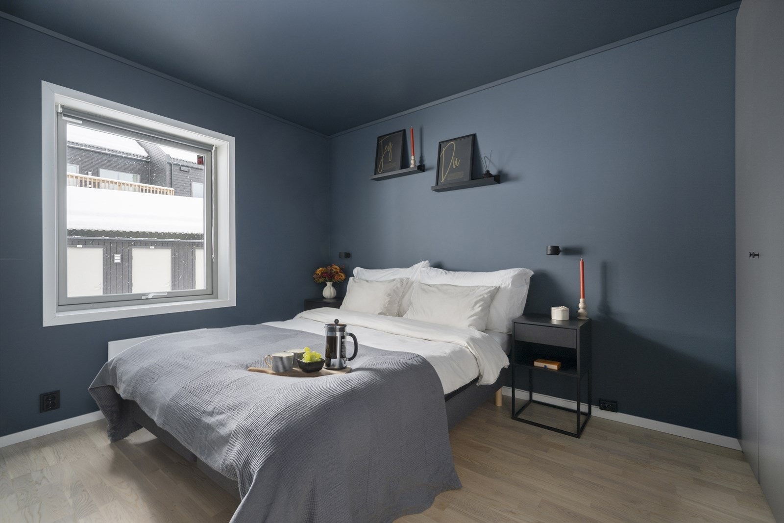 Romslig soverom med garderobeskap og plass til dobbeltseng. Galleribilde