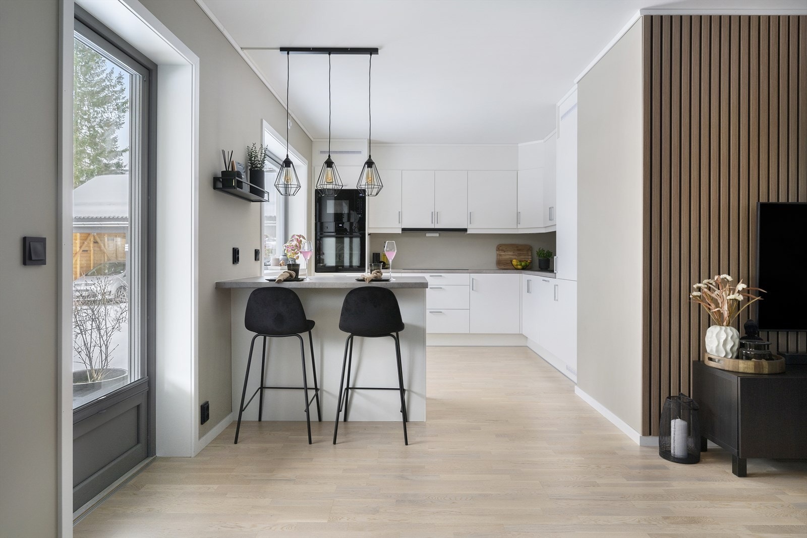 Kjøkkenet har praktisk løsning med god skap- og benkeplass, samt spiseplass ved kjøkkenøyen Galleribilde