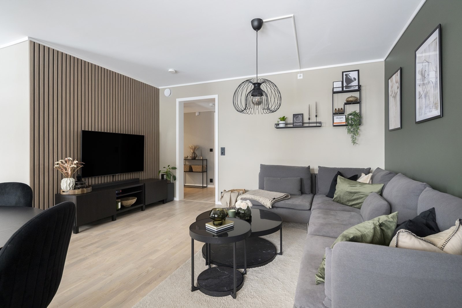 Sosialt rom med stue og kjøkken i åpen løsning. Galleribilde