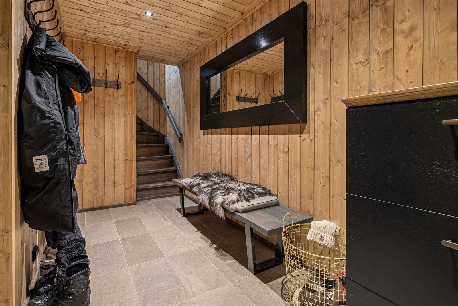 Underetasjen har en praktisk entré og direkte tilgang til garasje. Galleribilde