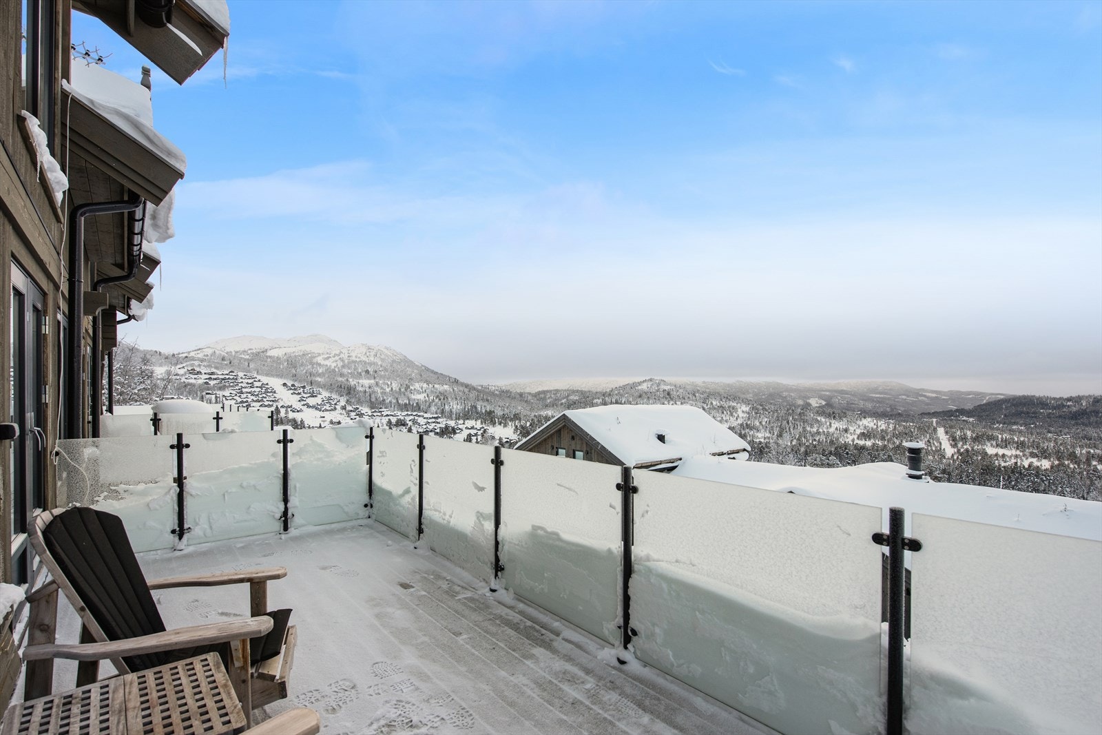 Sørvestvendt terrasse med gode solforhold og fantastisk utsikt. Galleribilde