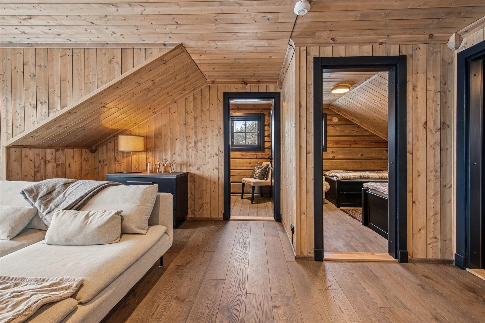 I øverste etasje finner man tre romslige soverom, bad og en hyggelig loftstue. Galleribilde